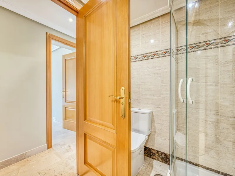 Discover this magnificent elevated ground floor located in the exclusive Las Lomas del Conde Luque urbanization, in the highly sought-after area of Benahavís, a privileged enclave that perfectly combines tranquility, nature, and proximity to all essential