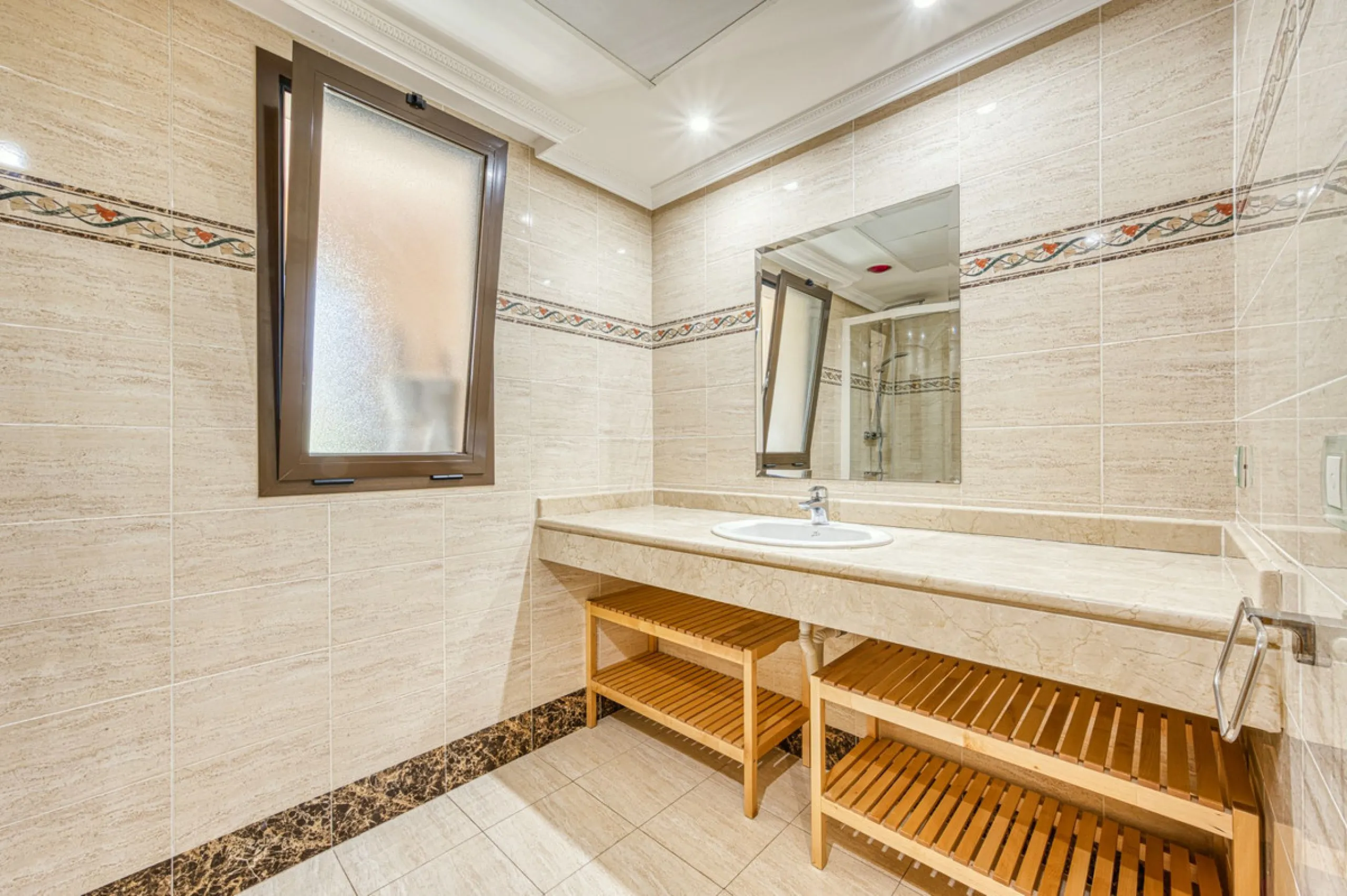 Discover this magnificent elevated ground floor located in the exclusive Las Lomas del Conde Luque urbanization, in the highly sought-after area of Benahavís, a privileged enclave that perfectly combines tranquility, nature, and proximity to all essential