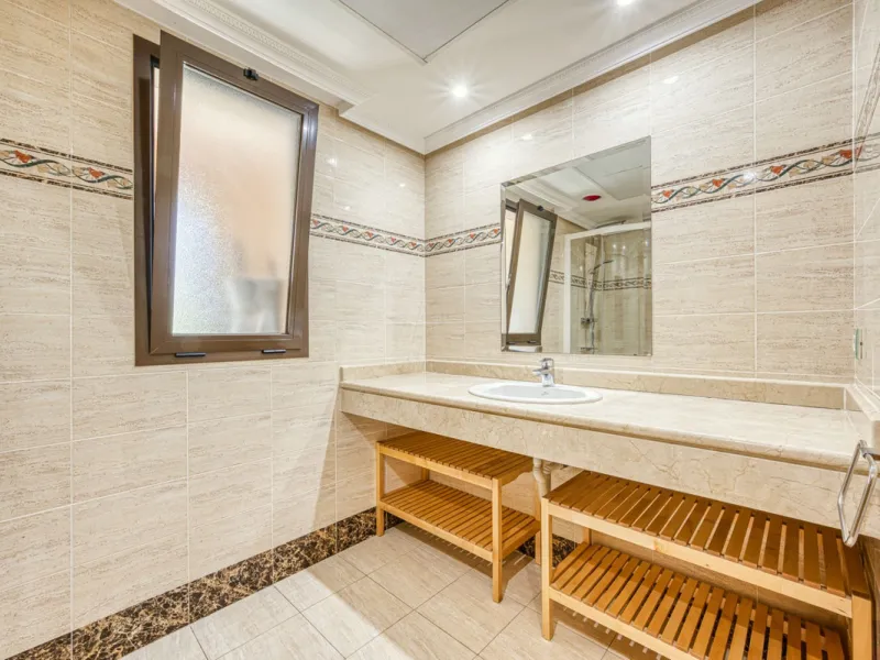 Discover this magnificent elevated ground floor located in the exclusive Las Lomas del Conde Luque urbanization, in the highly sought-after area of Benahavís, a privileged enclave that perfectly combines tranquility, nature, and proximity to all essential