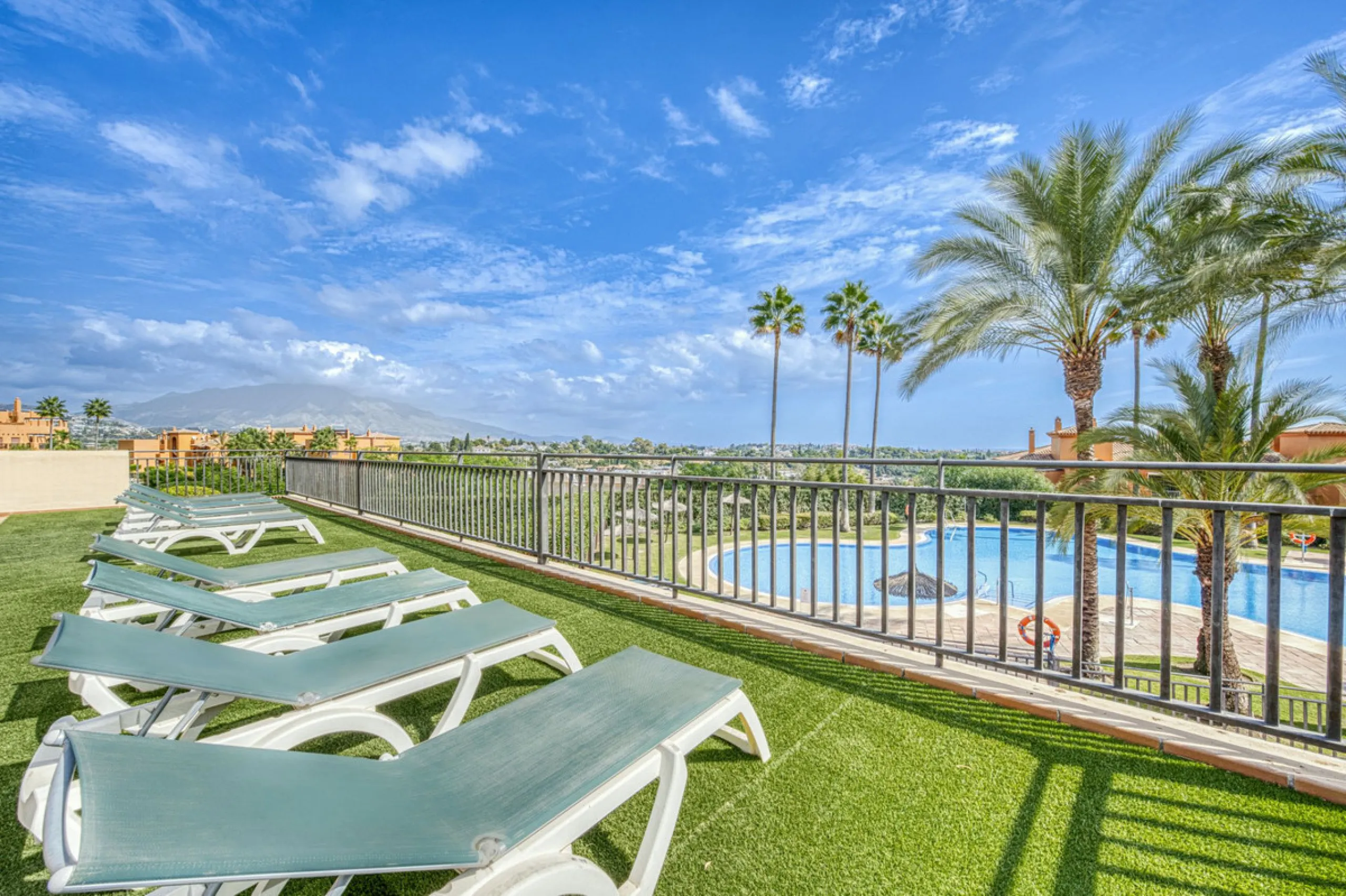 Discover this magnificent elevated ground floor located in the exclusive Las Lomas del Conde Luque urbanization, in the highly sought-after area of Benahavís, a privileged enclave that perfectly combines tranquility, nature, and proximity to all essential