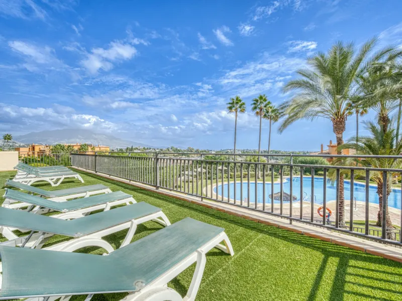 Discover this magnificent elevated ground floor located in the exclusive Las Lomas del Conde Luque urbanization, in the highly sought-after area of Benahavís, a privileged enclave that perfectly combines tranquility, nature, and proximity to all essential