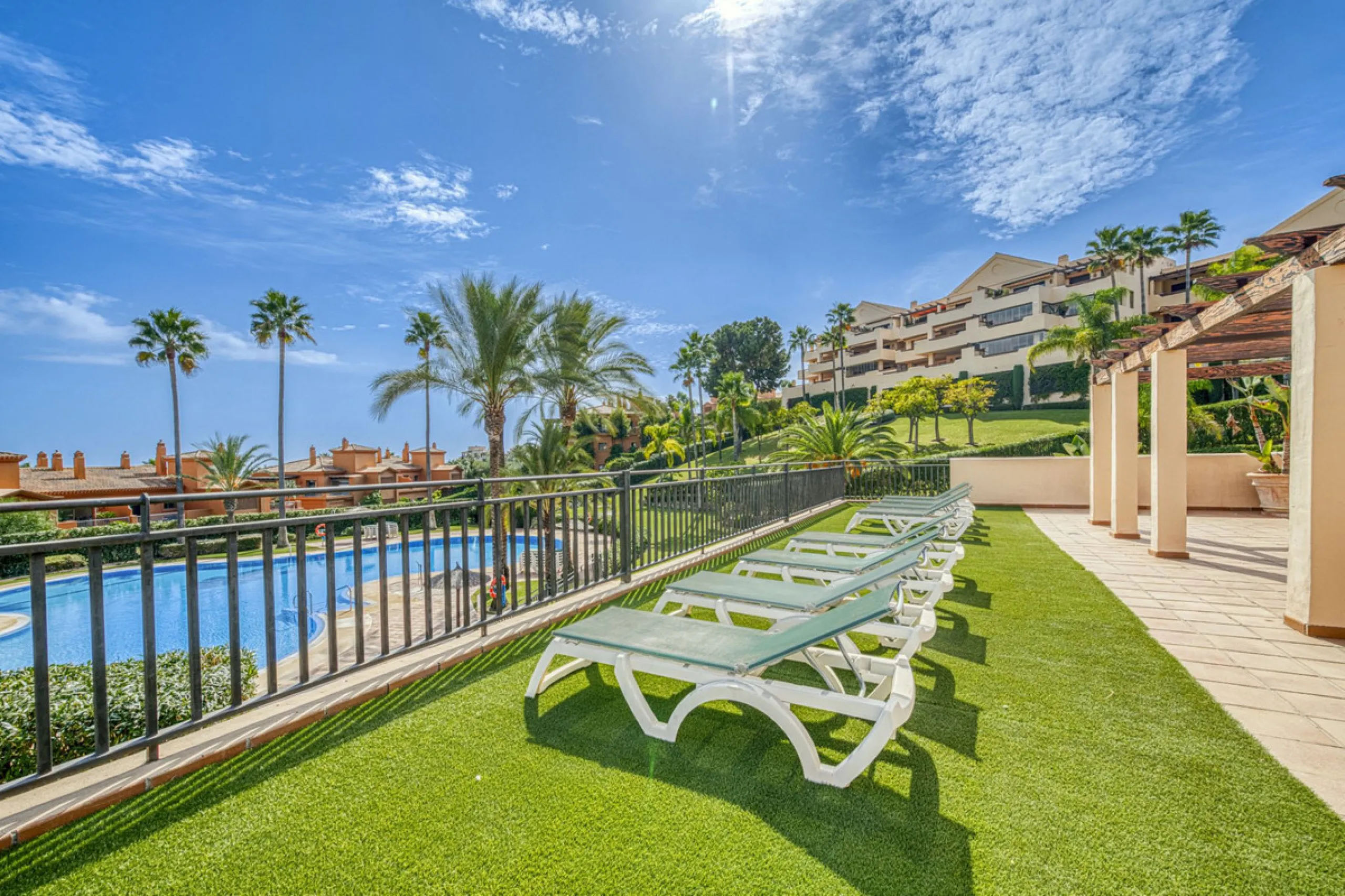 Discover this magnificent elevated ground floor located in the exclusive Las Lomas del Conde Luque urbanization, in the highly sought-after area of Benahavís, a privileged enclave that perfectly combines tranquility, nature, and proximity to all essential