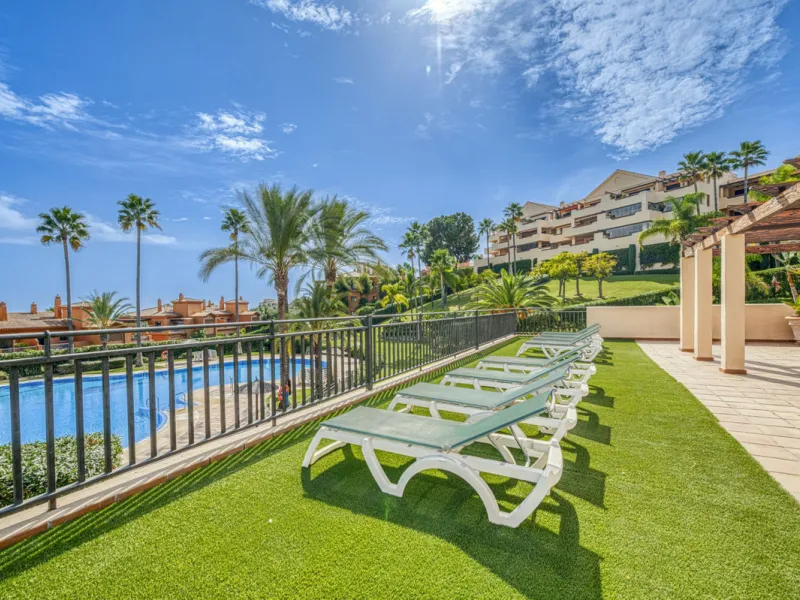 Discover this magnificent elevated ground floor located in the exclusive Las Lomas del Conde Luque urbanization, in the highly sought-after area of Benahavís, a privileged enclave that perfectly combines tranquility, nature, and proximity to all essential