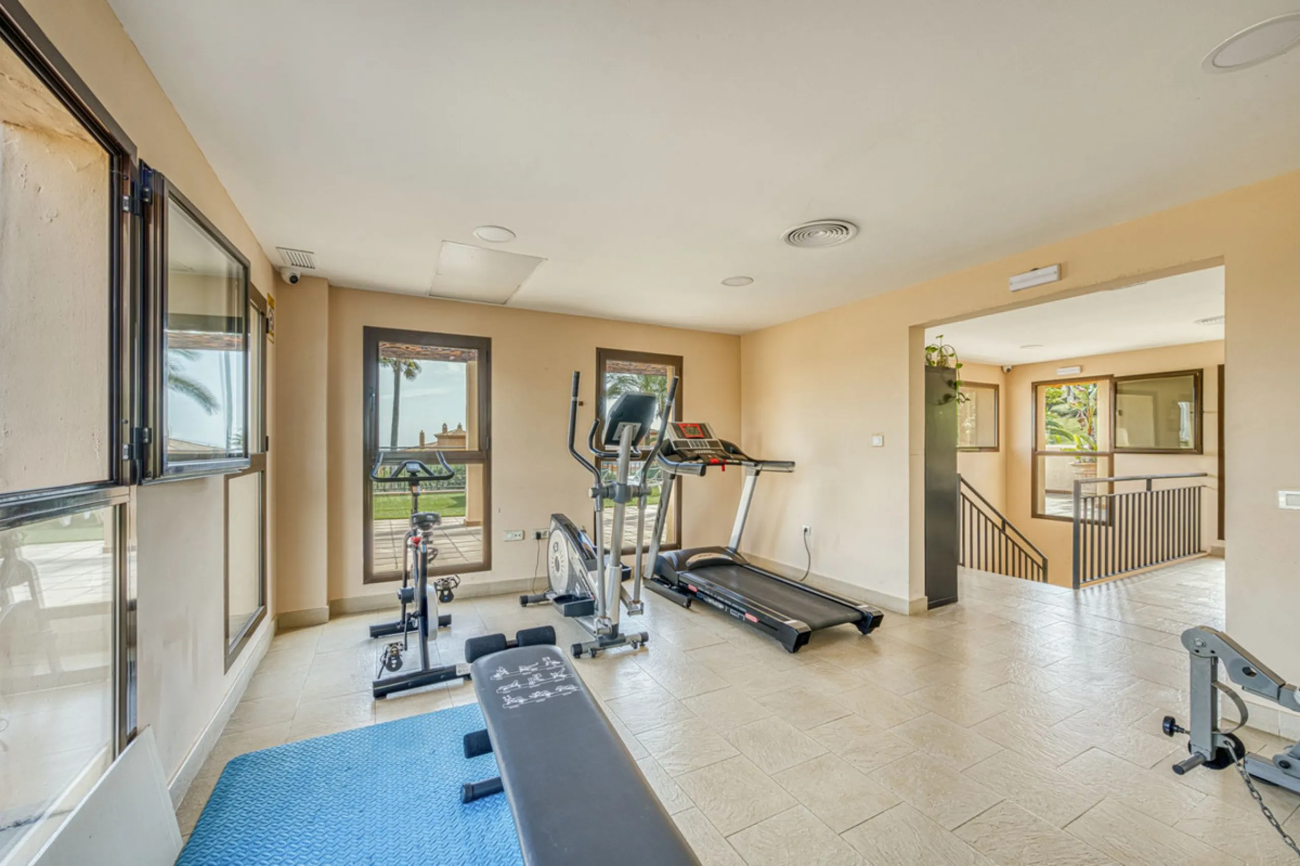 Discover this magnificent elevated ground floor located in the exclusive Las Lomas del Conde Luque urbanization, in the highly sought-after area of Benahavís, a privileged enclave that perfectly combines tranquility, nature, and proximity to all essential
