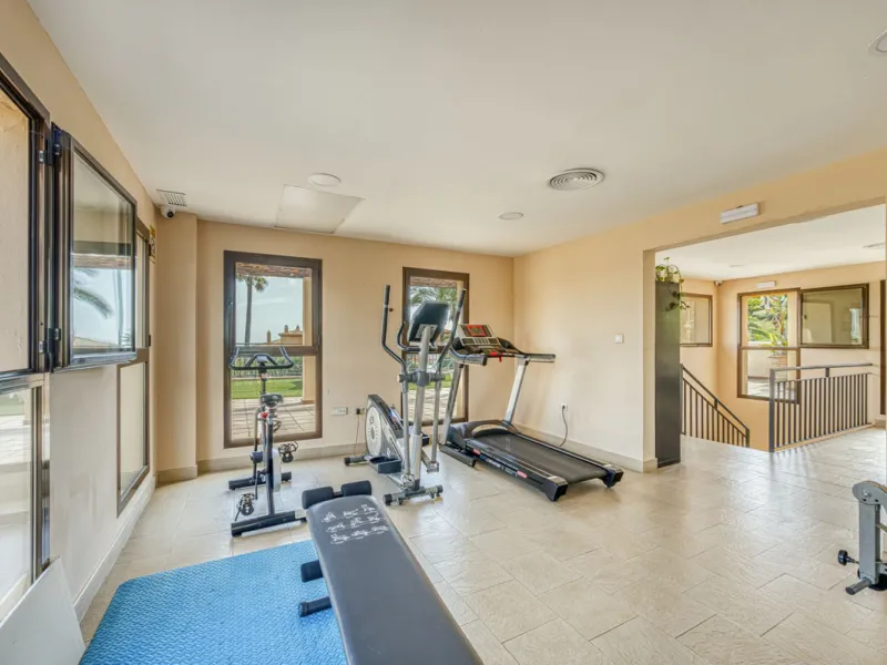 Discover this magnificent elevated ground floor located in the exclusive Las Lomas del Conde Luque urbanization, in the highly sought-after area of Benahavís, a privileged enclave that perfectly combines tranquility, nature, and proximity to all essential