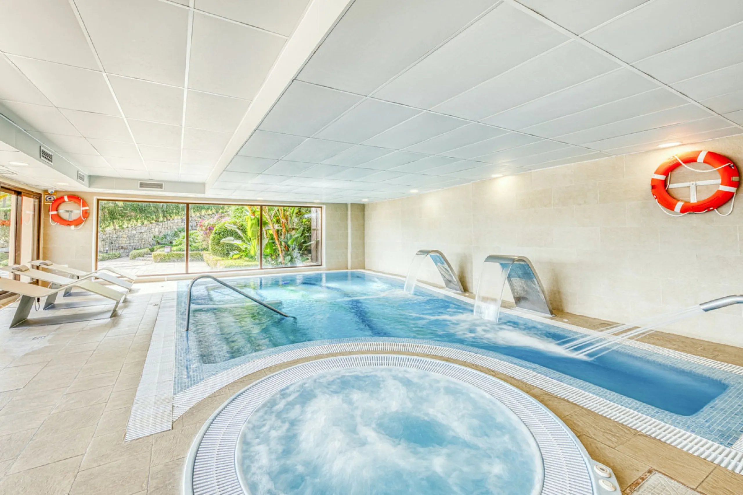 Discover this magnificent elevated ground floor located in the exclusive Las Lomas del Conde Luque urbanization, in the highly sought-after area of Benahavís, a privileged enclave that perfectly combines tranquility, nature, and proximity to all essential