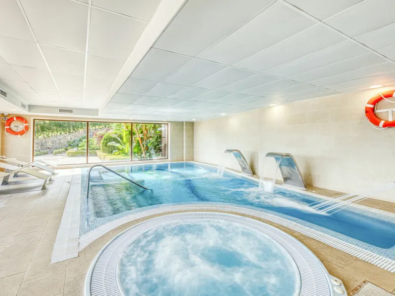 Discover this magnificent elevated ground floor located in the exclusive Las Lomas del Conde Luque urbanization, in the highly sought-after area of Benahavís, a privileged enclave that perfectly combines tranquility, nature, and proximity to all essential