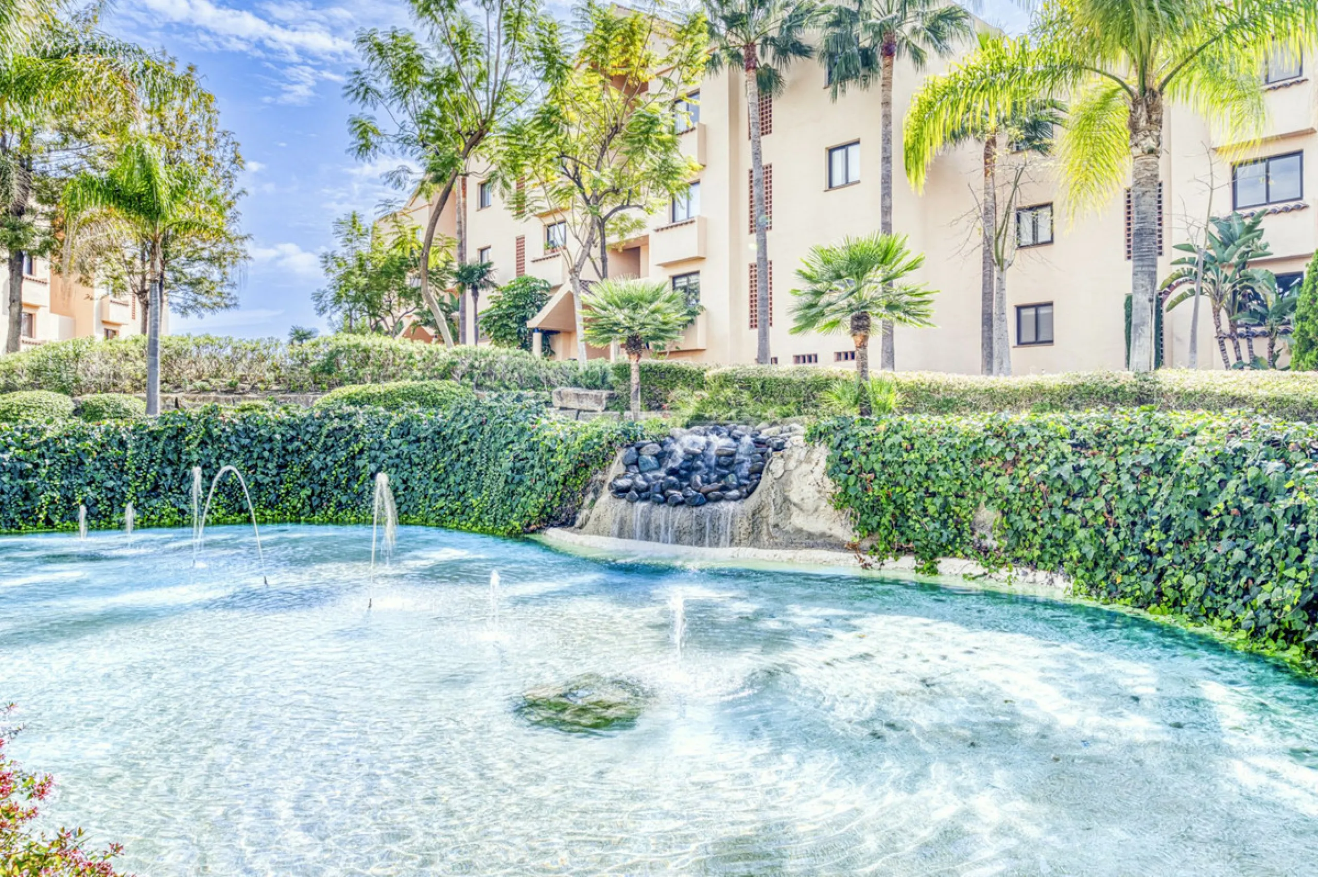 Discover this magnificent elevated ground floor located in the exclusive Las Lomas del Conde Luque urbanization, in the highly sought-after area of Benahavís, a privileged enclave that perfectly combines tranquility, nature, and proximity to all essential