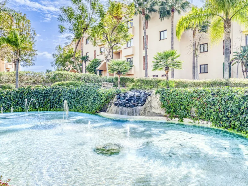 Discover this magnificent elevated ground floor located in the exclusive Las Lomas del Conde Luque urbanization, in the highly sought-after area of Benahavís, a privileged enclave that perfectly combines tranquility, nature, and proximity to all essential