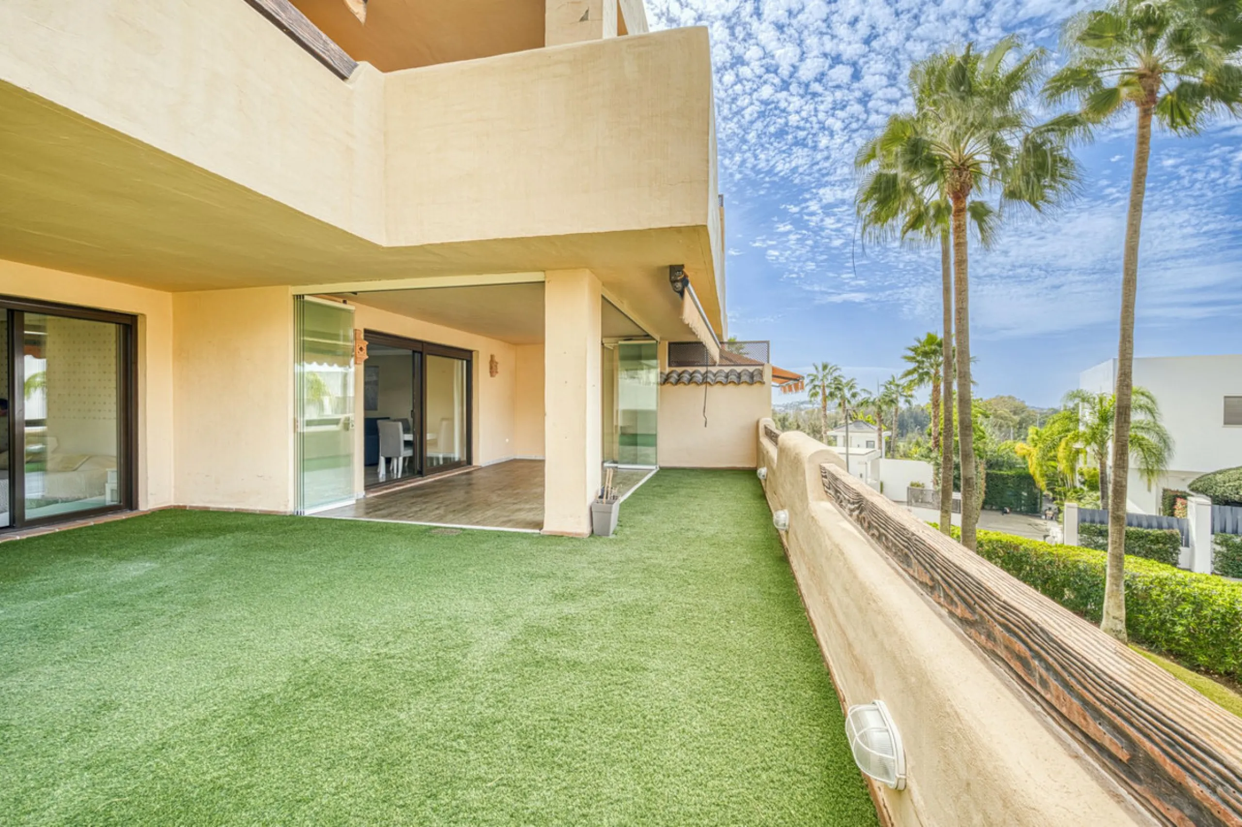Discover this magnificent elevated ground floor located in the exclusive Las Lomas del Conde Luque urbanization, in the highly sought-after area of Benahavís, a privileged enclave that perfectly combines tranquility, nature, and proximity to all essential