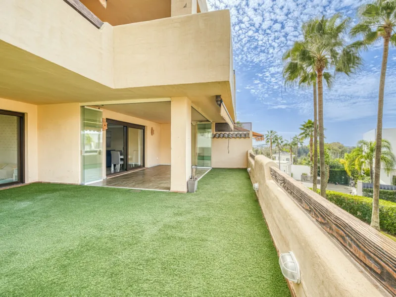 Discover this magnificent elevated ground floor located in the exclusive Las Lomas del Conde Luque urbanization, in the highly sought-after area of Benahavís, a privileged enclave that perfectly combines tranquility, nature, and proximity to all essential
