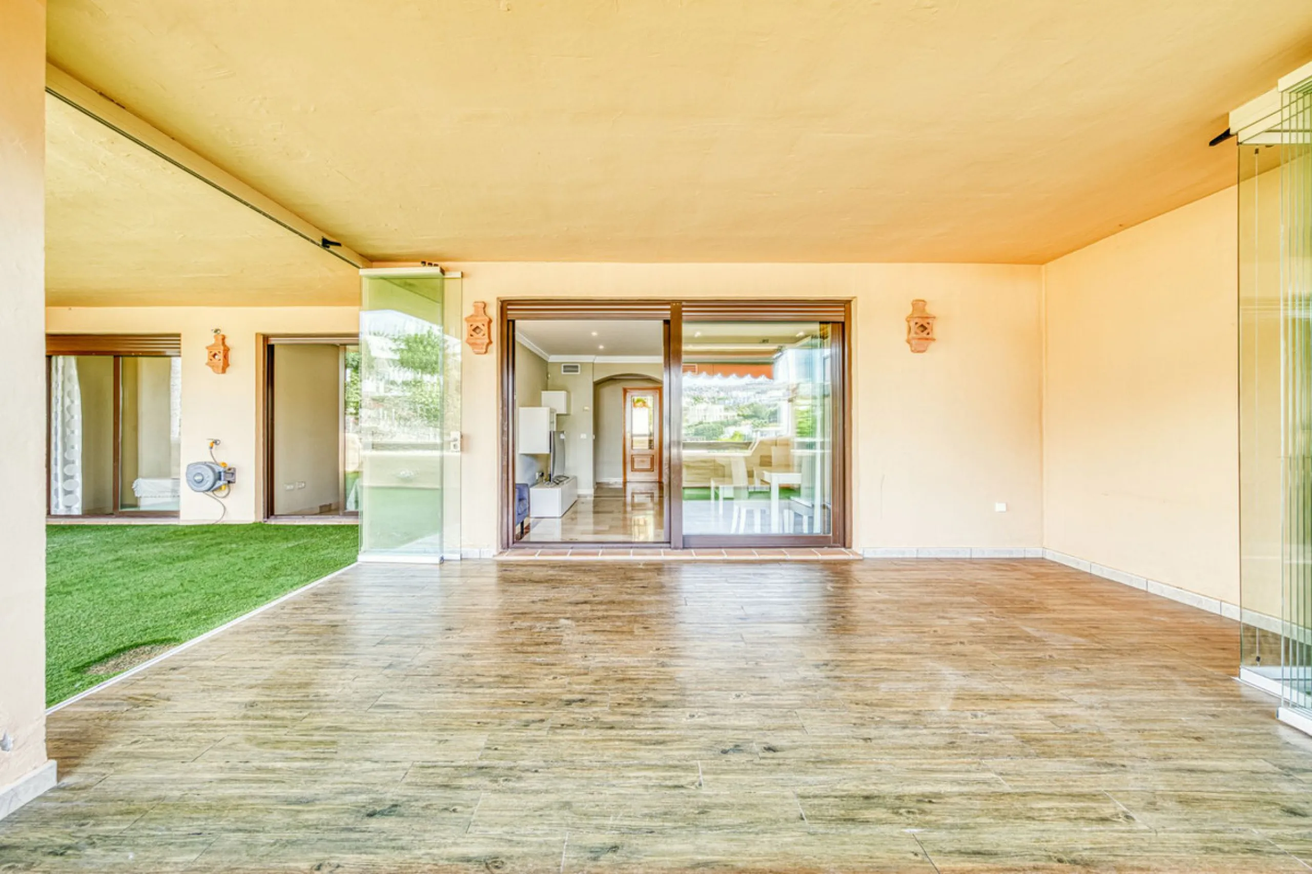 Discover this magnificent elevated ground floor located in the exclusive Las Lomas del Conde Luque urbanization, in the highly sought-after area of Benahavís, a privileged enclave that perfectly combines tranquility, nature, and proximity to all essential