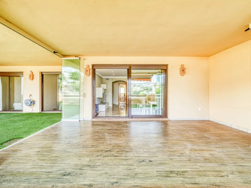 Discover this magnificent elevated ground floor located in the exclusive Las Lomas del Conde Luque urbanization, in the highly sought-after area of Benahavís, a privileged enclave that perfectly combines tranquility, nature, and proximity to all essential