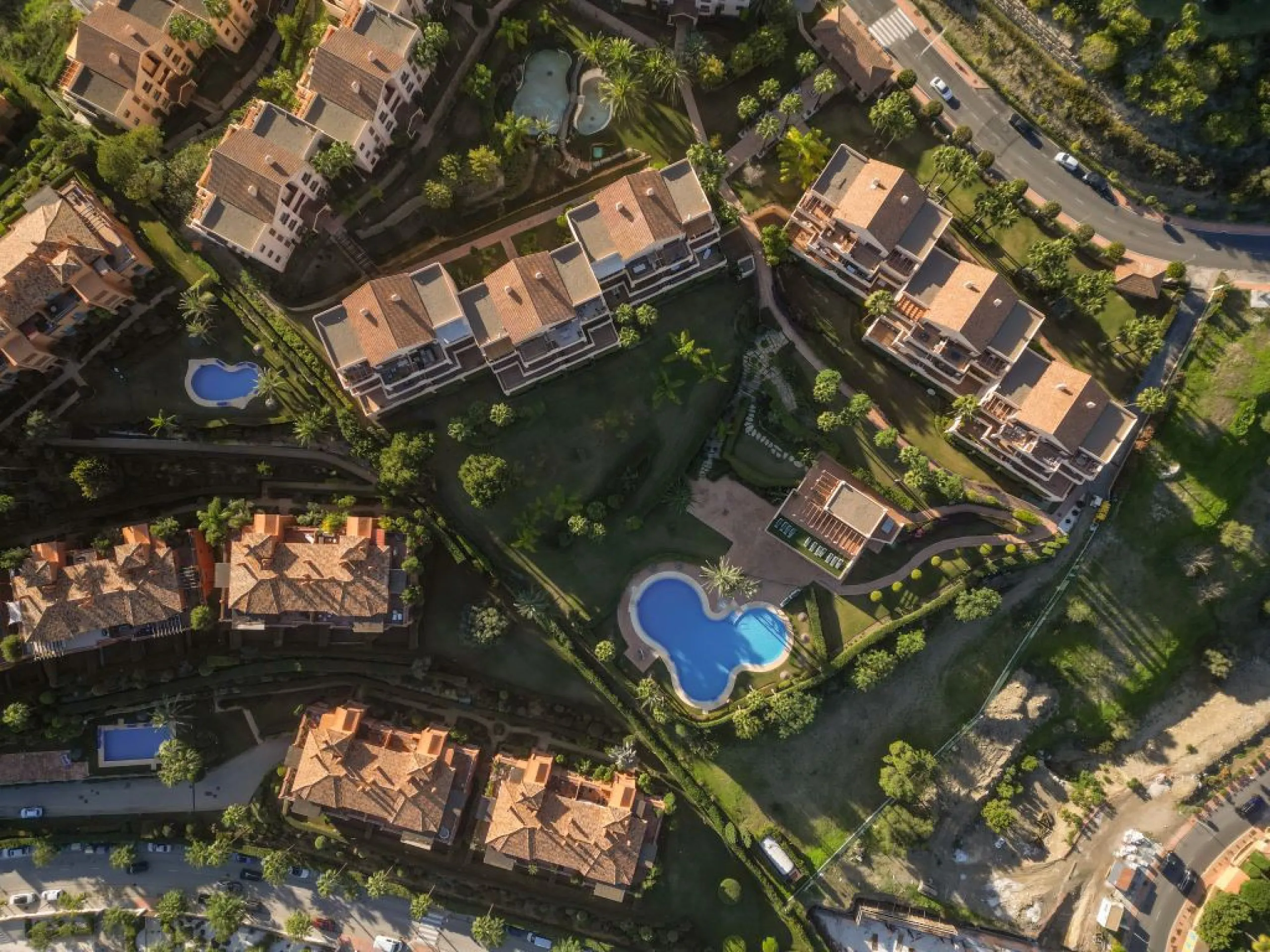 Discover this magnificent elevated ground floor located in the exclusive Las Lomas del Conde Luque urbanization, in the highly sought-after area of Benahavís, a privileged enclave that perfectly combines tranquility, nature, and proximity to all essential