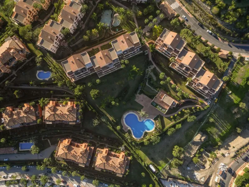 Discover this magnificent elevated ground floor located in the exclusive Las Lomas del Conde Luque urbanization, in the highly sought-after area of Benahavís, a privileged enclave that perfectly combines tranquility, nature, and proximity to all essential