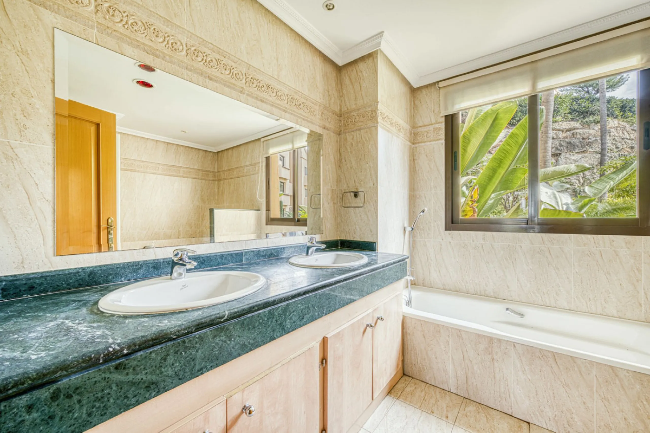 Discover this magnificent elevated ground floor located in the exclusive Las Lomas del Conde Luque urbanization, in the highly sought-after area of Benahavís, a privileged enclave that perfectly combines tranquility, nature, and proximity to all essential