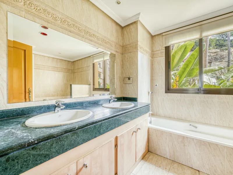 Discover this magnificent elevated ground floor located in the exclusive Las Lomas del Conde Luque urbanization, in the highly sought-after area of Benahavís, a privileged enclave that perfectly combines tranquility, nature, and proximity to all essential