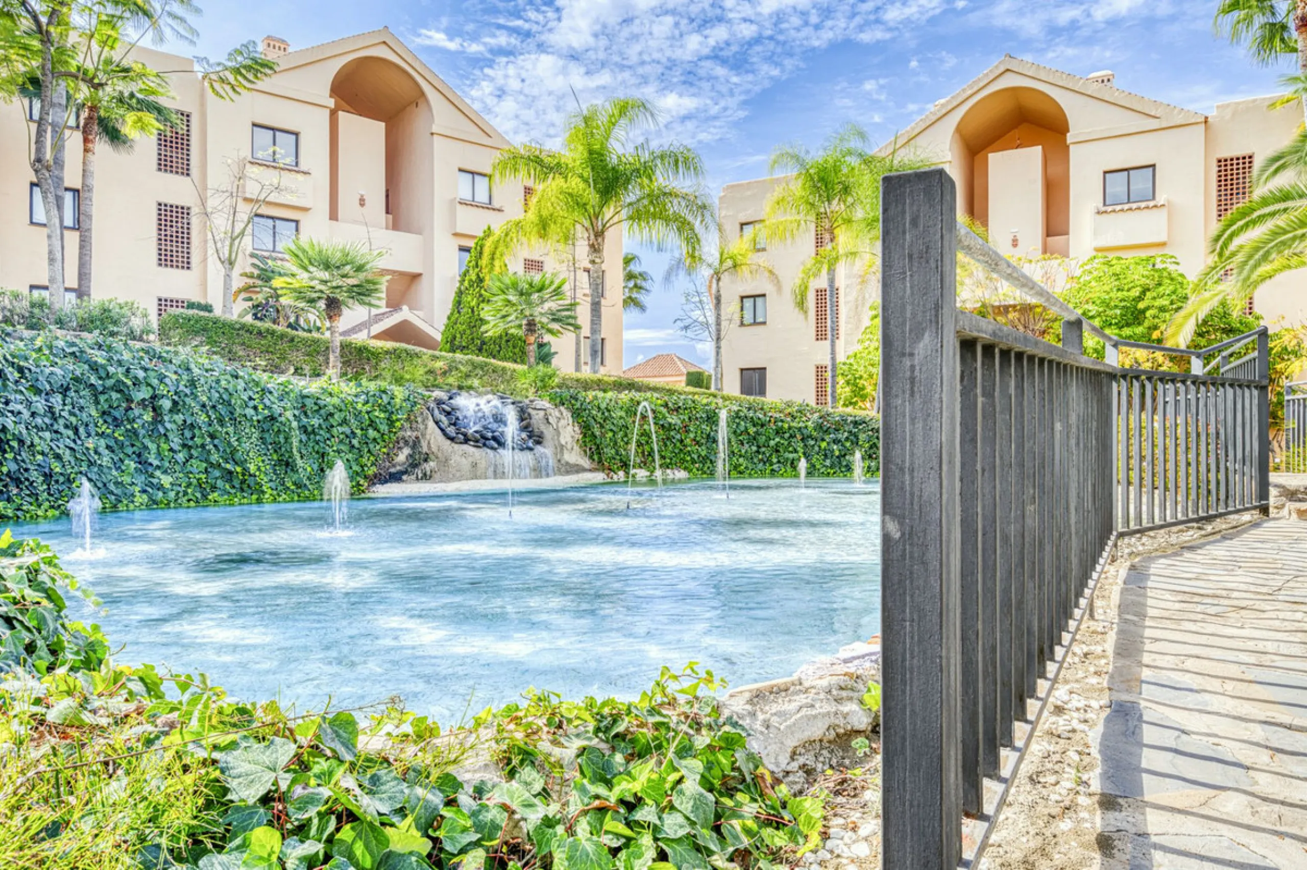 Discover this magnificent elevated ground floor located in the exclusive Las Lomas del Conde Luque urbanization, in the highly sought-after area of Benahavís, a privileged enclave that perfectly combines tranquility, nature, and proximity to all essential