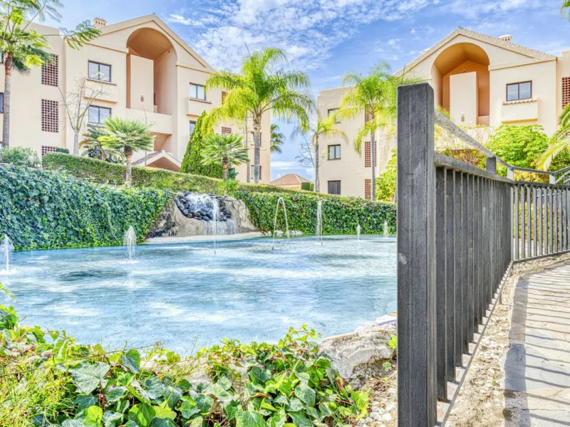 Discover this magnificent elevated ground floor located in the exclusive Las Lomas del Conde Luque urbanization, in the highly sought-after area of Benahavís, a privileged enclave that perfectly combines tranquility, nature, and proximity to all essential