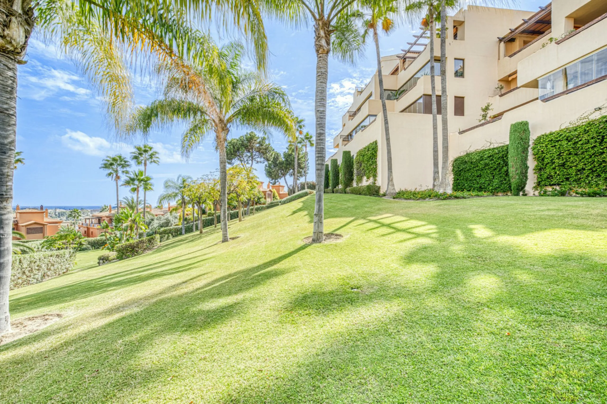 Discover this magnificent elevated ground floor located in the exclusive Las Lomas del Conde Luque urbanization, in the highly sought-after area of Benahavís, a privileged enclave that perfectly combines tranquility, nature, and proximity to all essential