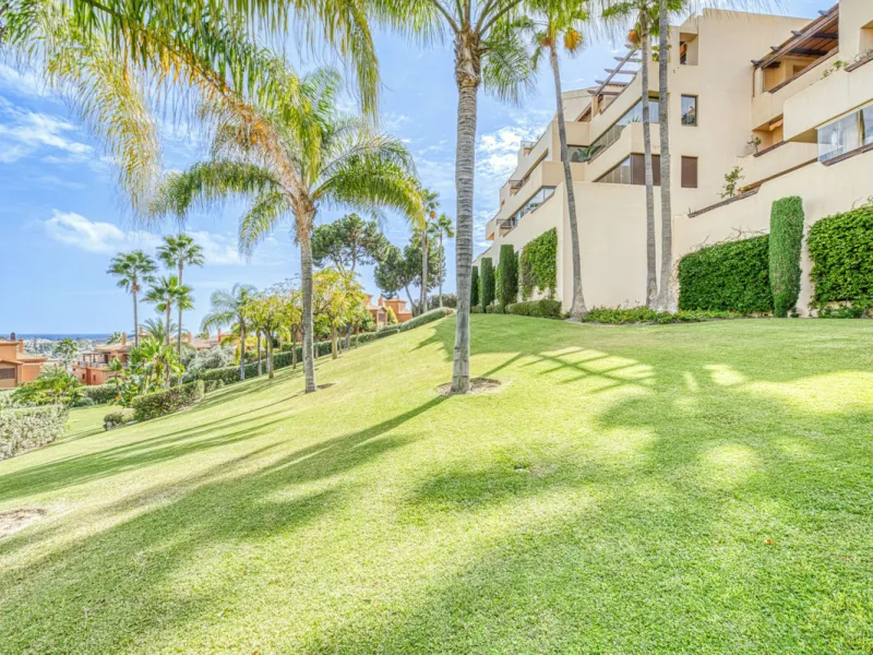 Discover this magnificent elevated ground floor located in the exclusive Las Lomas del Conde Luque urbanization, in the highly sought-after area of Benahavís, a privileged enclave that perfectly combines tranquility, nature, and proximity to all essential