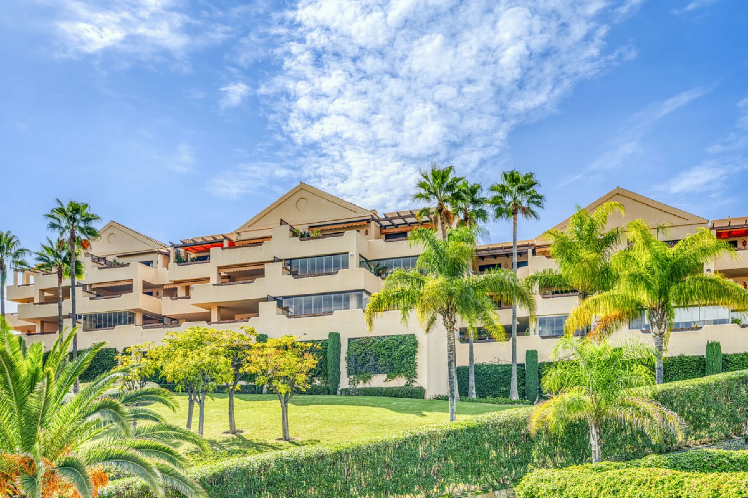 Discover this magnificent elevated ground floor located in the exclusive Las Lomas del Conde Luque urbanization, in the highly sought-after area of Benahavís, a privileged enclave that perfectly combines tranquility, nature, and proximity to all essential