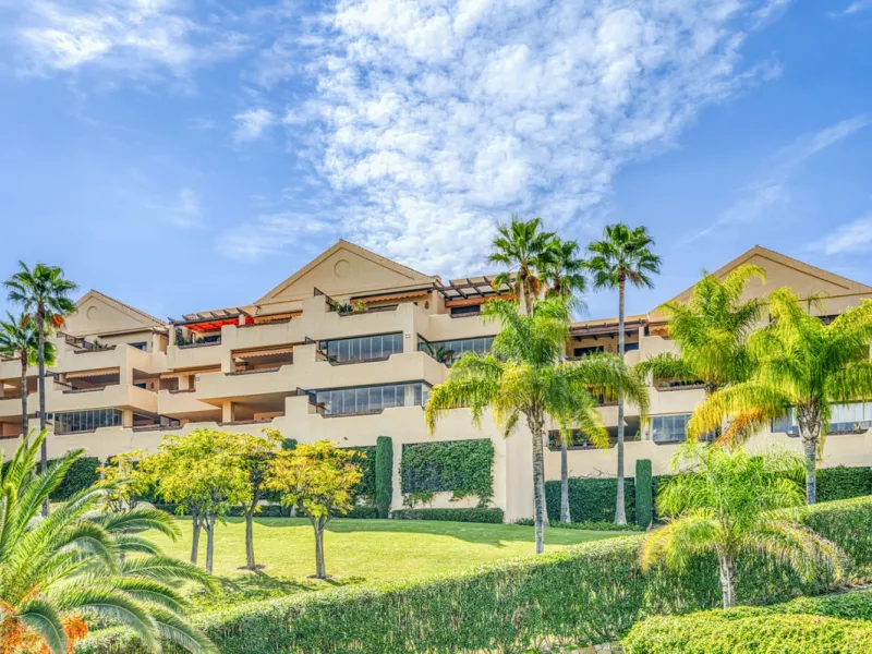 Discover this magnificent elevated ground floor located in the exclusive Las Lomas del Conde Luque urbanization, in the highly sought-after area of Benahavís, a privileged enclave that perfectly combines tranquility, nature, and proximity to all essential
