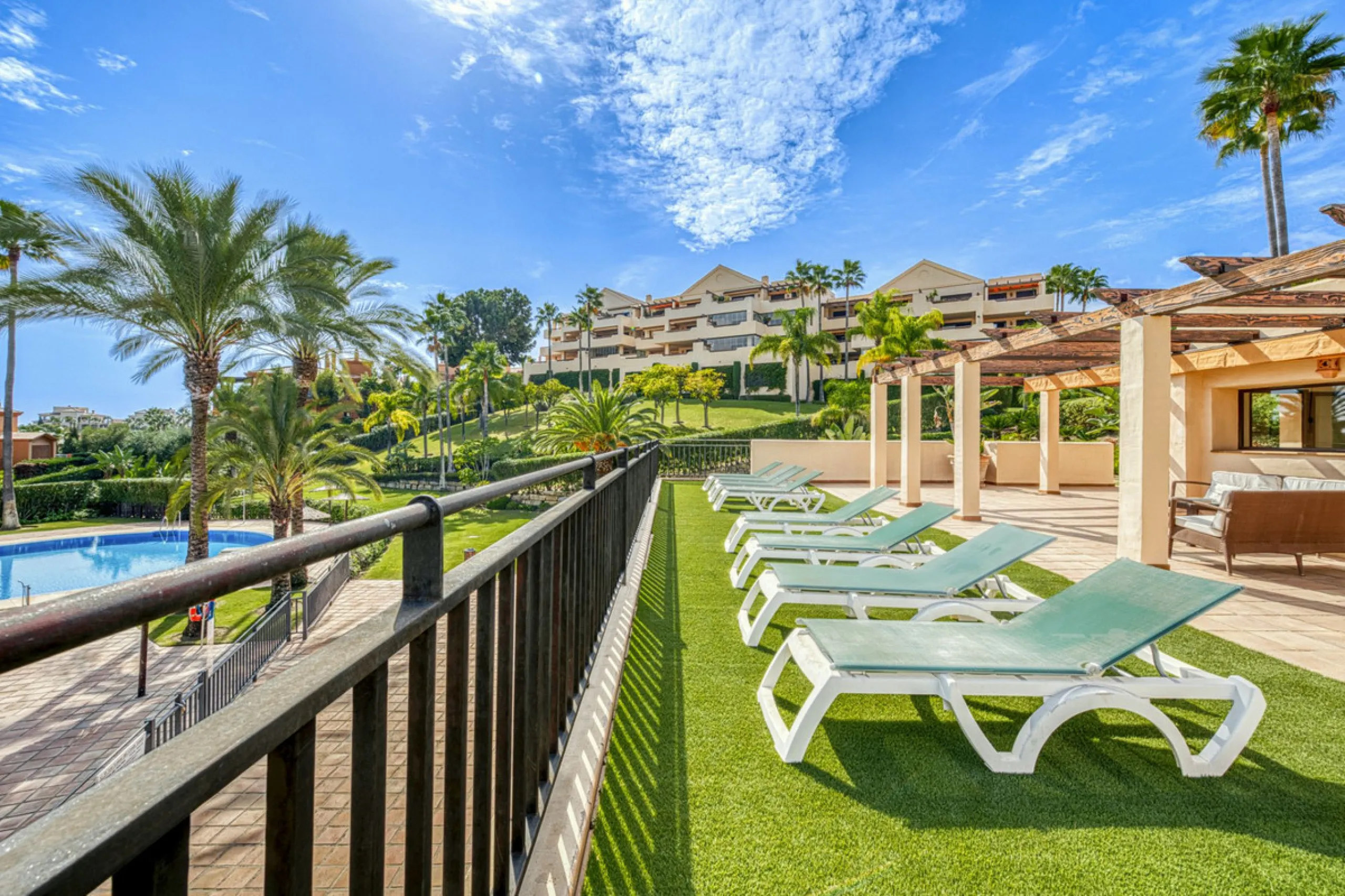 Discover this magnificent elevated ground floor located in the exclusive Las Lomas del Conde Luque urbanization, in the highly sought-after area of Benahavís, a privileged enclave that perfectly combines tranquility, nature, and proximity to all essential