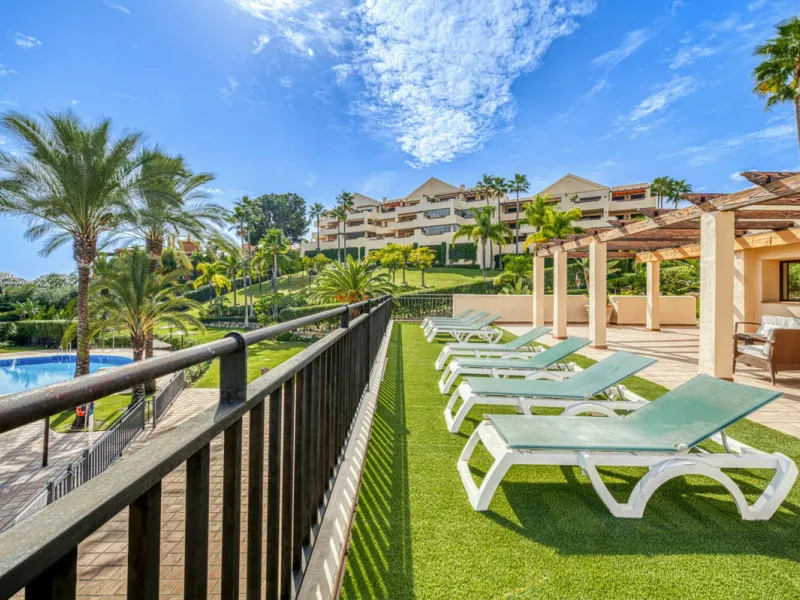 Discover this magnificent elevated ground floor located in the exclusive Las Lomas del Conde Luque urbanization, in the highly sought-after area of Benahavís, a privileged enclave that perfectly combines tranquility, nature, and proximity to all essential