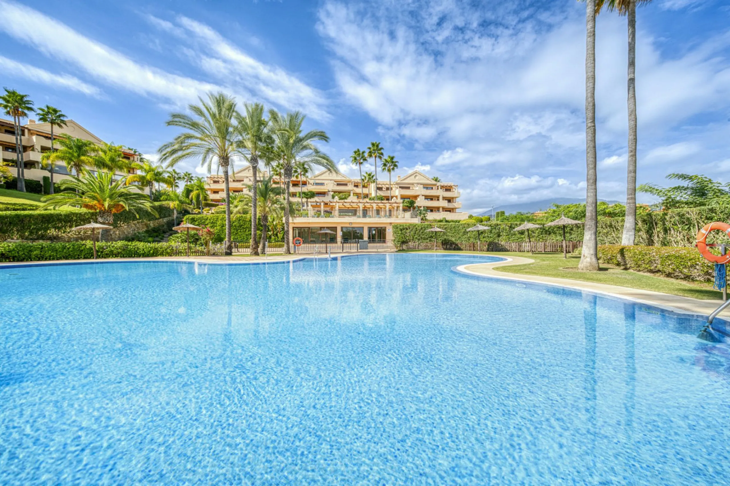 Discover this magnificent elevated ground floor located in the exclusive Las Lomas del Conde Luque urbanization, in the highly sought-after area of Benahavís, a privileged enclave that perfectly combines tranquility, nature, and proximity to all essential