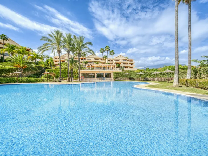 Discover this magnificent elevated ground floor located in the exclusive Las Lomas del Conde Luque urbanization, in the highly sought-after area of Benahavís, a privileged enclave that perfectly combines tranquility, nature, and proximity to all essential