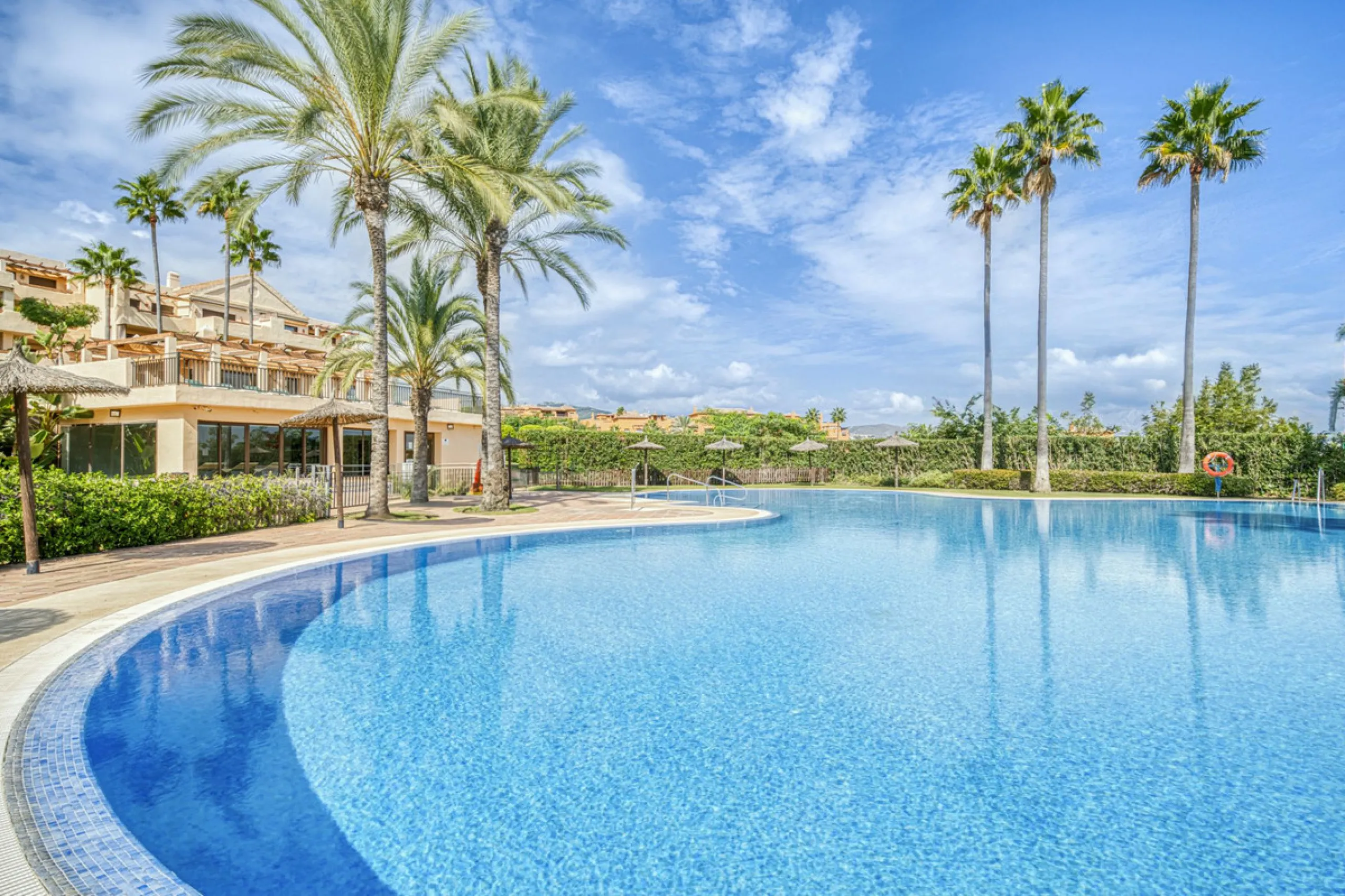 Discover this magnificent elevated ground floor located in the exclusive Las Lomas del Conde Luque urbanization, in the highly sought-after area of Benahavís, a privileged enclave that perfectly combines tranquility, nature, and proximity to all essential