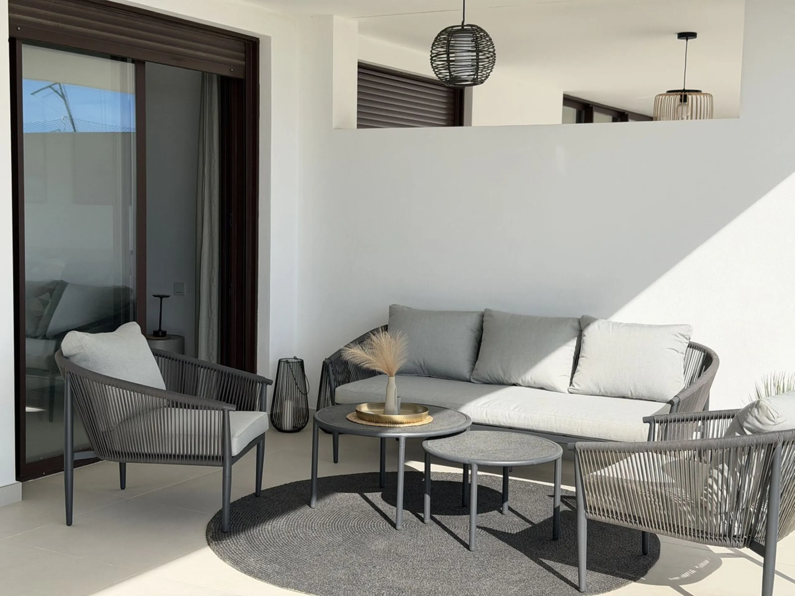 Genießen Sie das Küstenleben in dieser neu gebauten Erdgeschosswohnung mit 120 Quadratmetern im begehrten El Higuerón. Die Wohnung verfügt über zwei großzügige Schlafzimmer und zwei moderne Badezimmer, alles in Top-Qualität ausgeführt und mit ansprechendem Design
