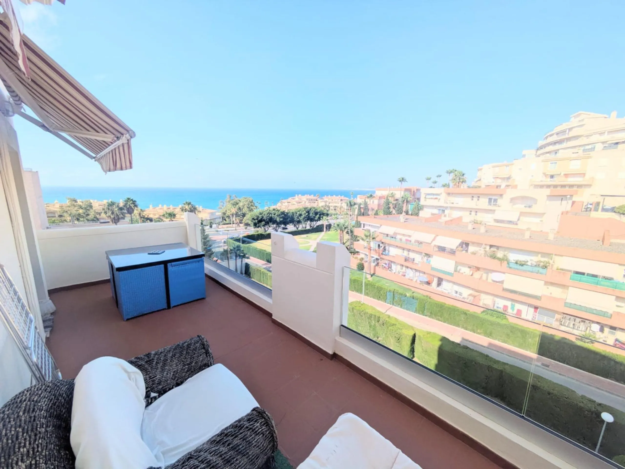Eng.: This fabulous luxury apartment is located in one of the best areas of the Benalmádena coast, close to fine restaurants and all kinds of services. Thanks to its corner location, we can enjoy wonderful sea views.