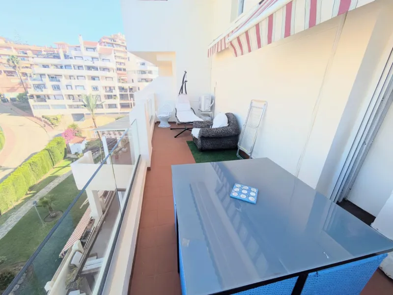 Eng.: This fabulous luxury apartment is located in one of the best areas of the Benalmádena coast, close to fine restaurants and all kinds of services. Thanks to its corner location, we can enjoy wonderful sea views.