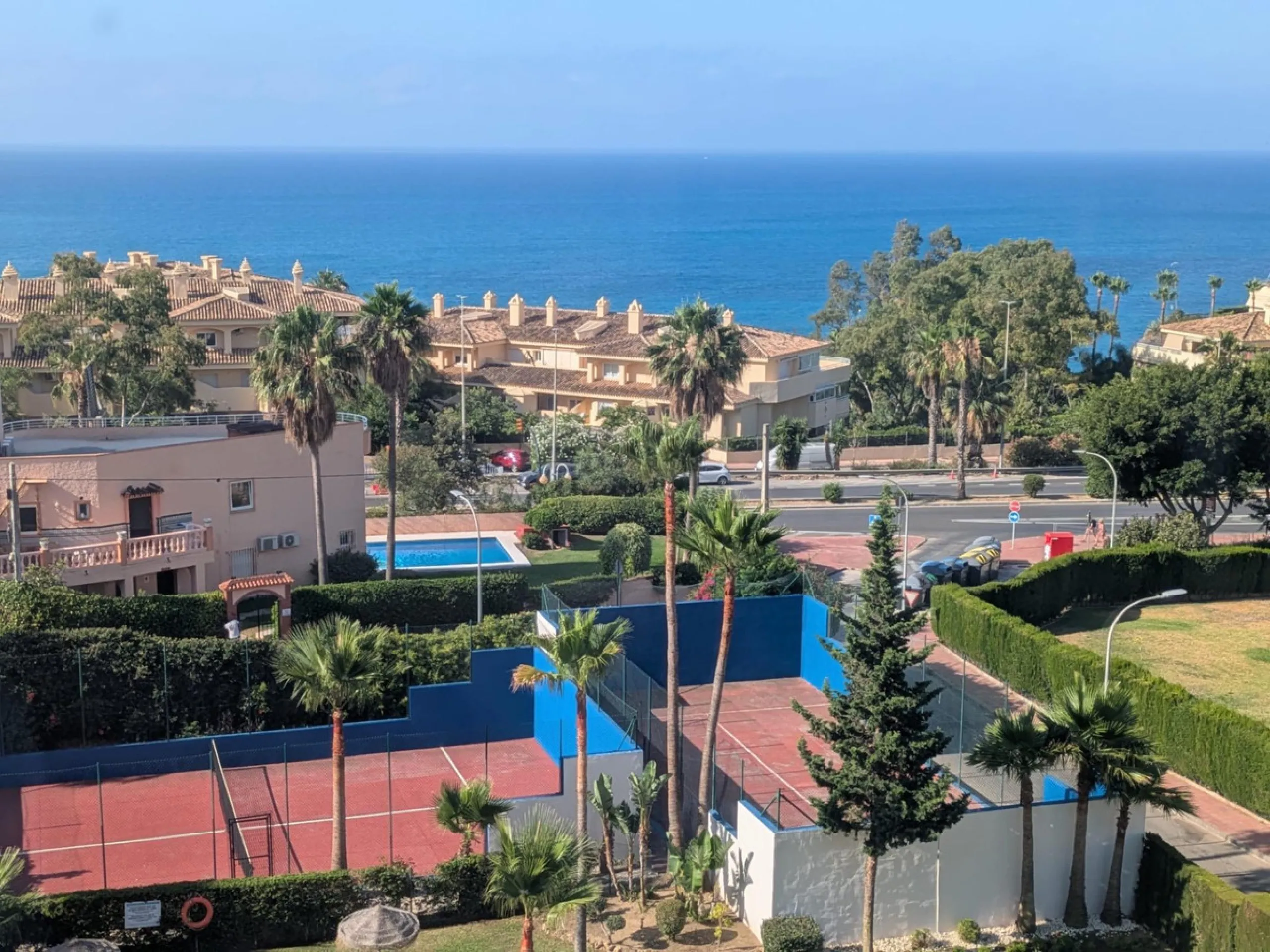 Eng.: This fabulous luxury apartment is located in one of the best areas of the Benalmádena coast, close to fine restaurants and all kinds of services. Thanks to its corner location, we can enjoy wonderful sea views.