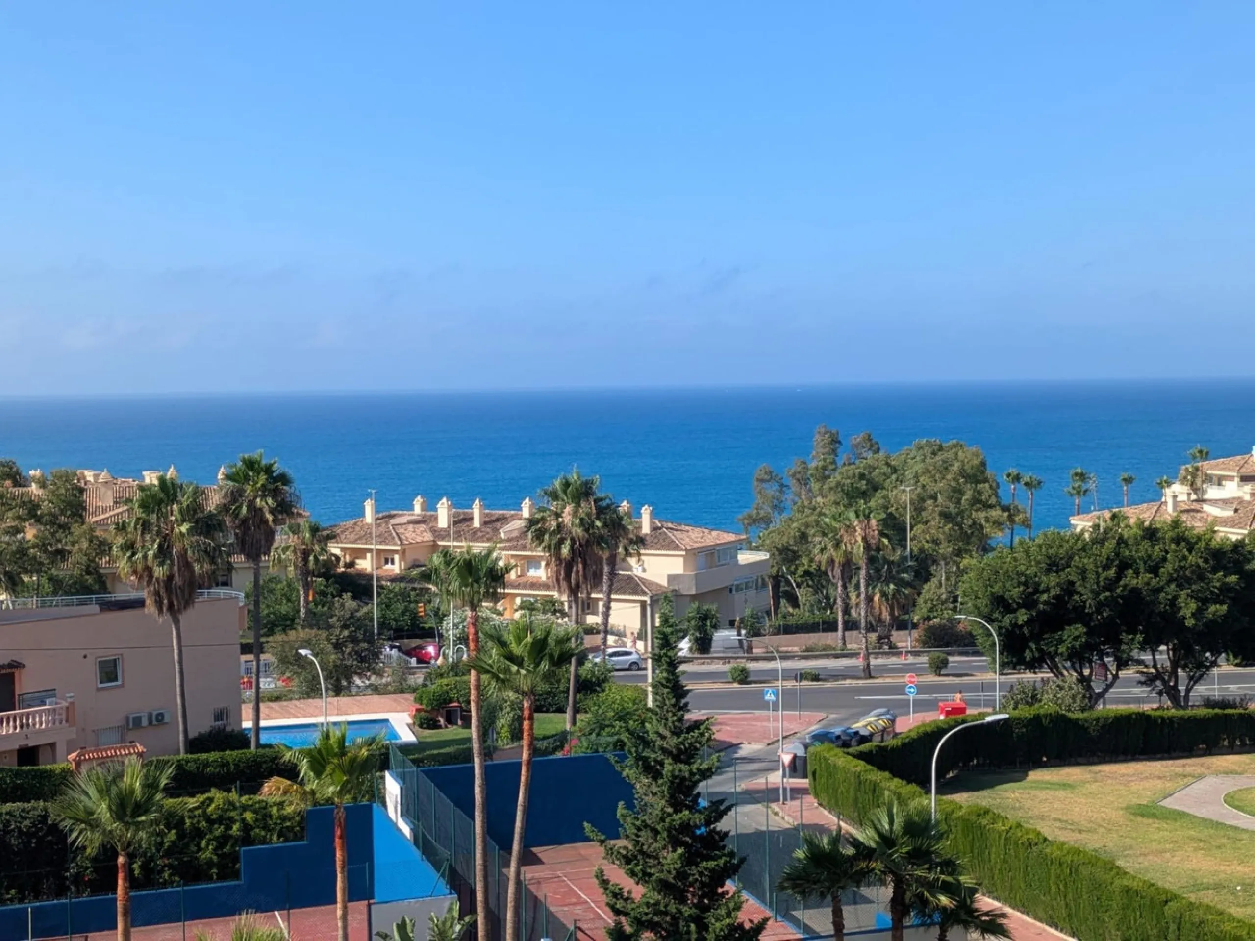 Eng.: This fabulous luxury apartment is located in one of the best areas of the Benalmádena coast, close to fine restaurants and all kinds of services. Thanks to its corner location, we can enjoy wonderful sea views.
