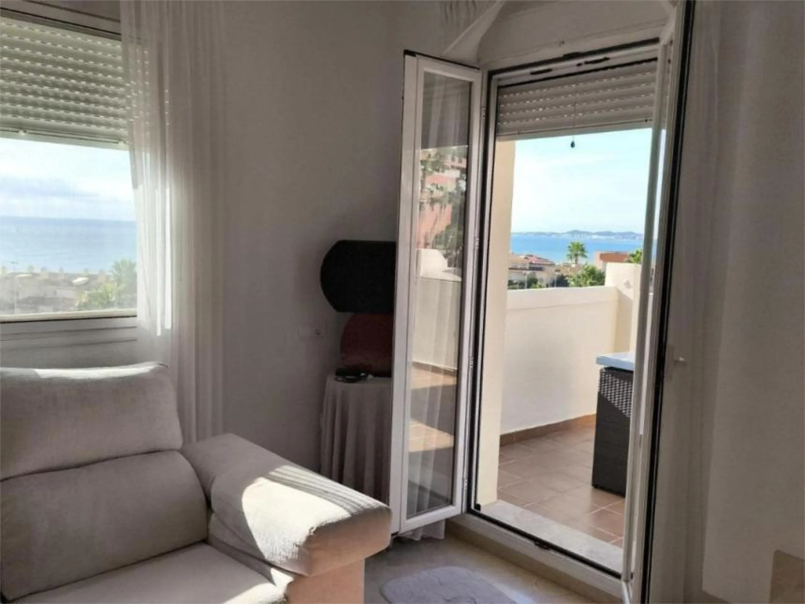 Eng.: This fabulous luxury apartment is located in one of the best areas of the Benalmádena coast, close to fine restaurants and all kinds of services. Thanks to its corner location, we can enjoy wonderful sea views.