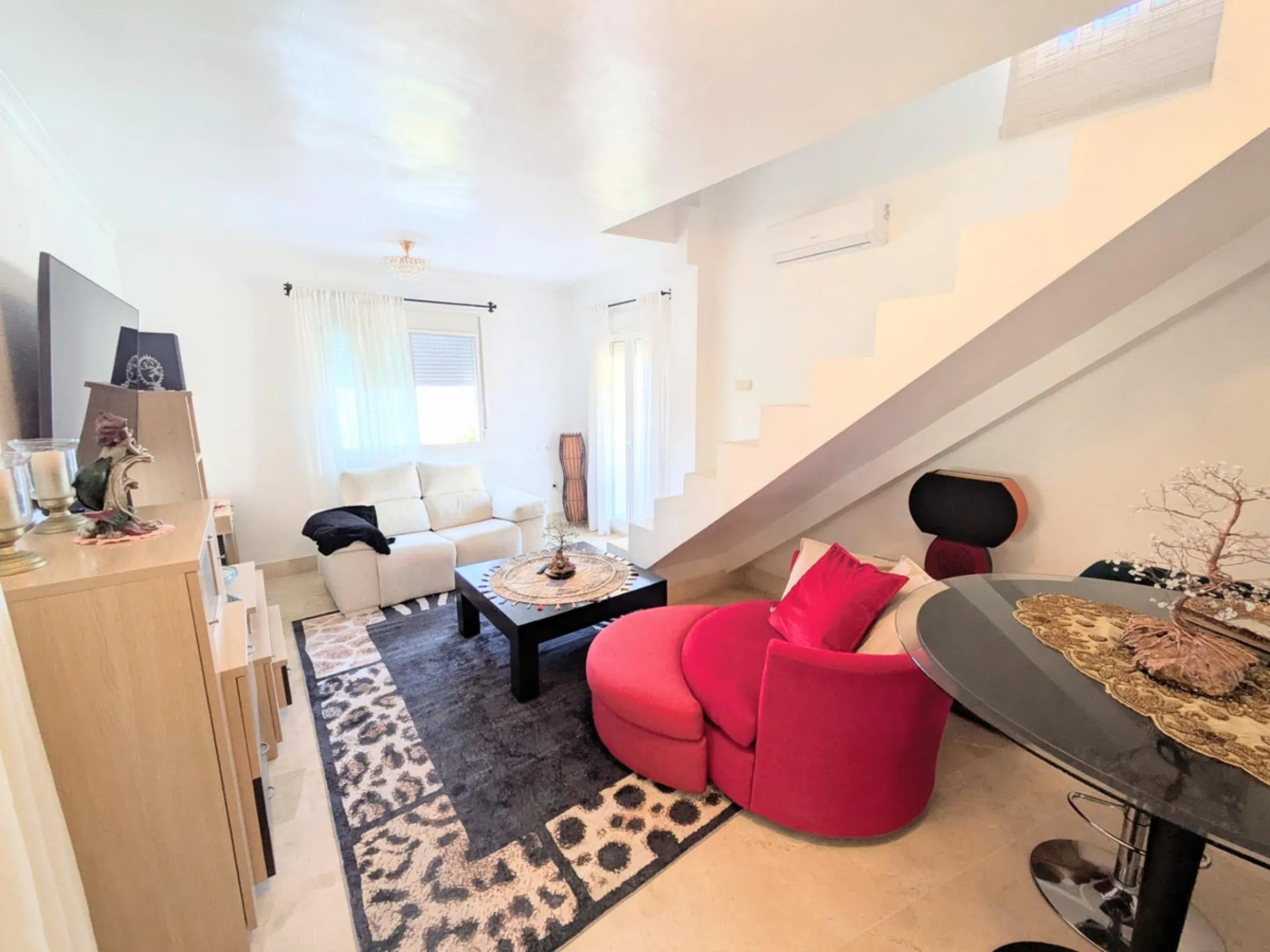 Eng.: This fabulous luxury apartment is located in one of the best areas of the Benalmádena coast, close to fine restaurants and all kinds of services. Thanks to its corner location, we can enjoy wonderful sea views.