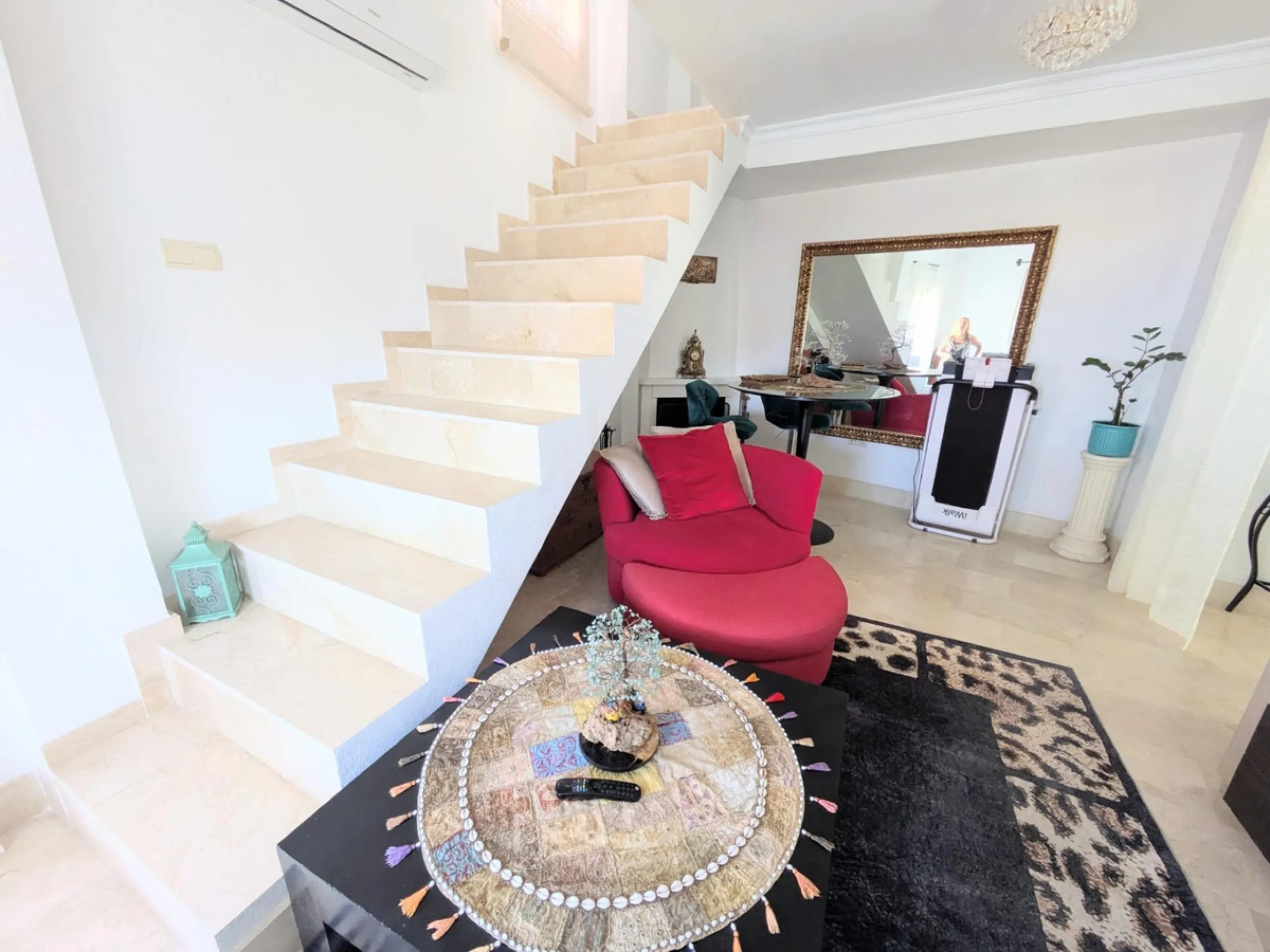 Eng.: This fabulous luxury apartment is located in one of the best areas of the Benalmádena coast, close to fine restaurants and all kinds of services. Thanks to its corner location, we can enjoy wonderful sea views.
