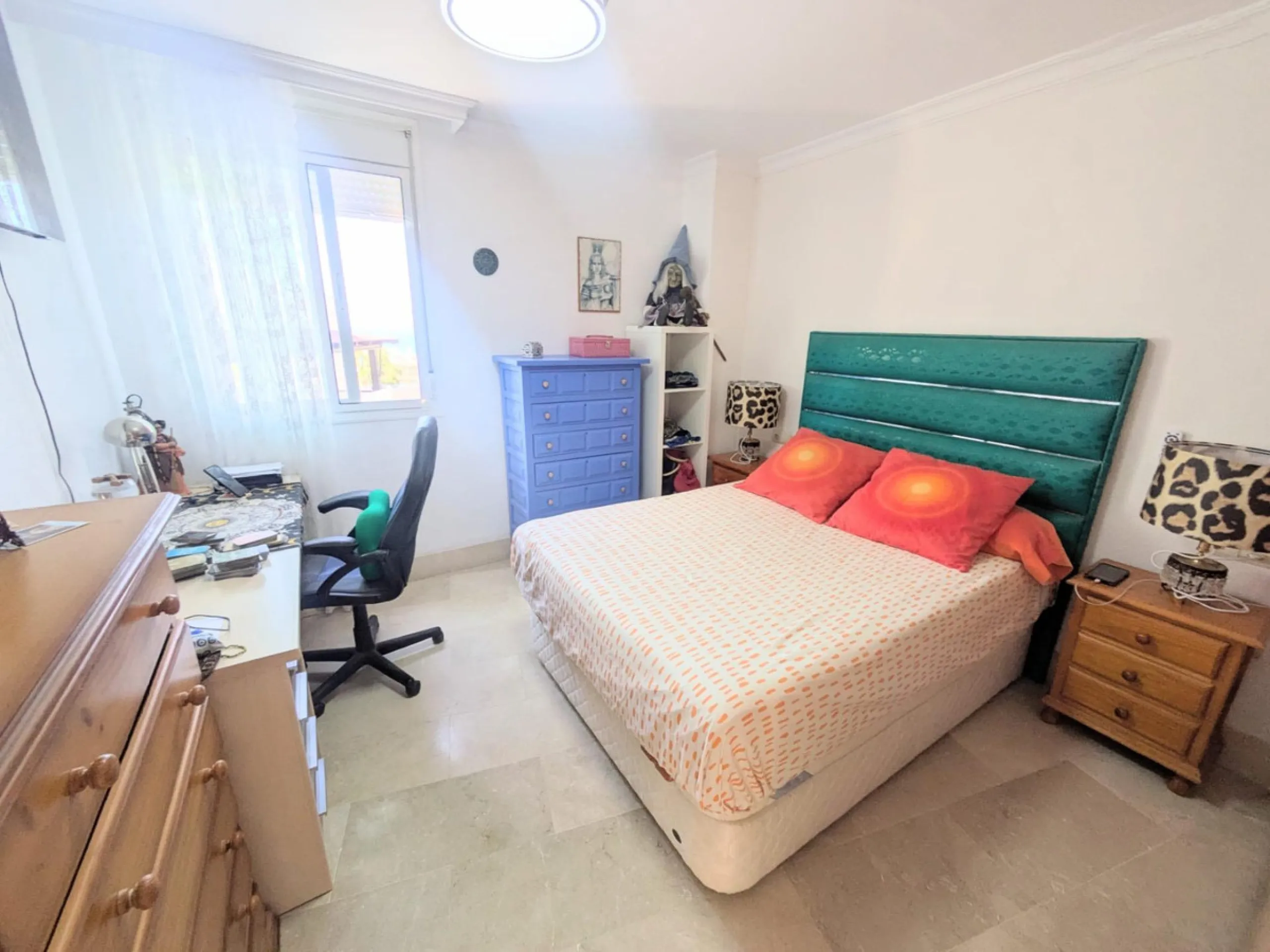 Eng.: This fabulous luxury apartment is located in one of the best areas of the Benalmádena coast, close to fine restaurants and all kinds of services. Thanks to its corner location, we can enjoy wonderful sea views.