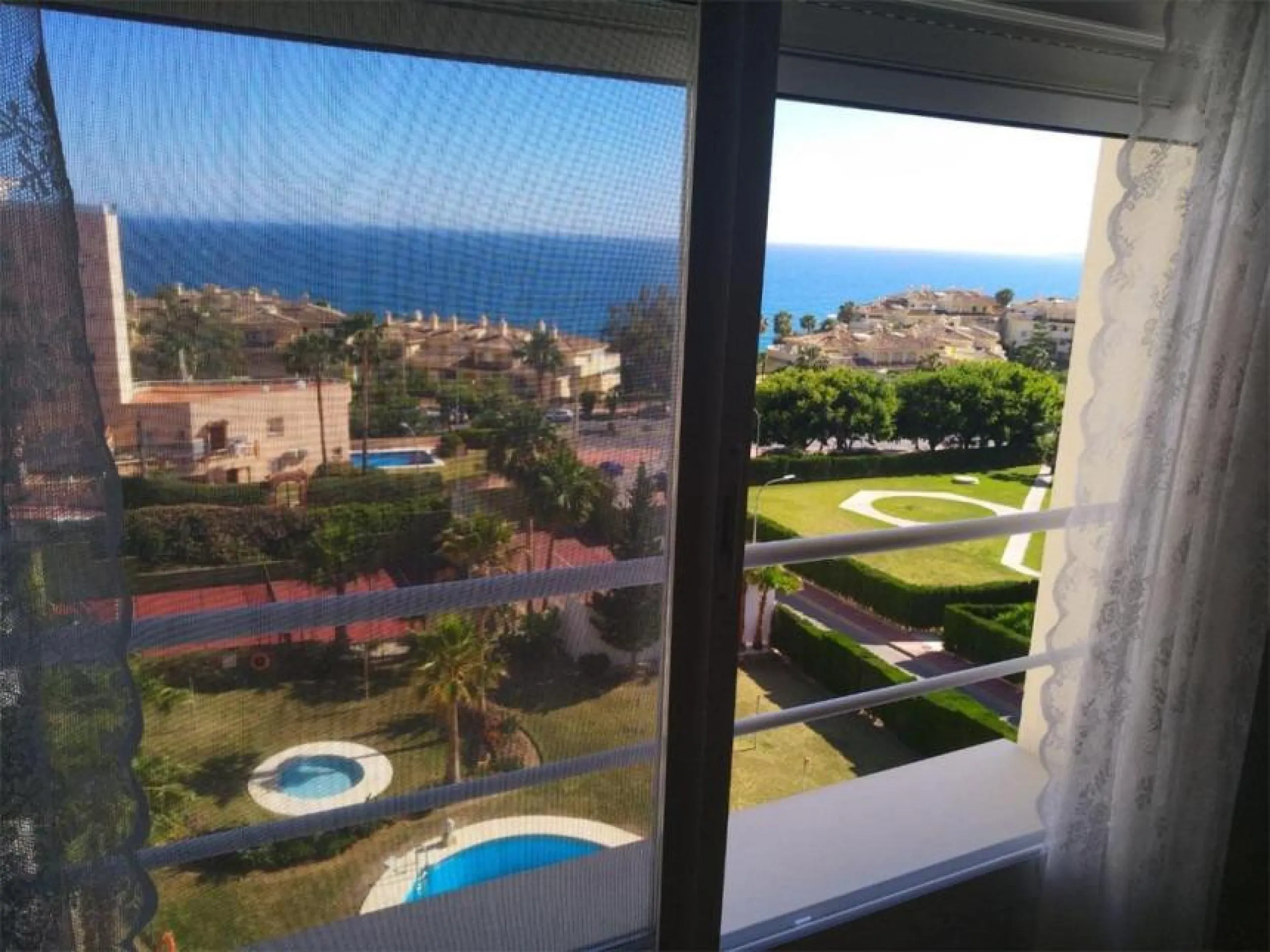 Eng.: This fabulous luxury apartment is located in one of the best areas of the Benalmádena coast, close to fine restaurants and all kinds of services. Thanks to its corner location, we can enjoy wonderful sea views.