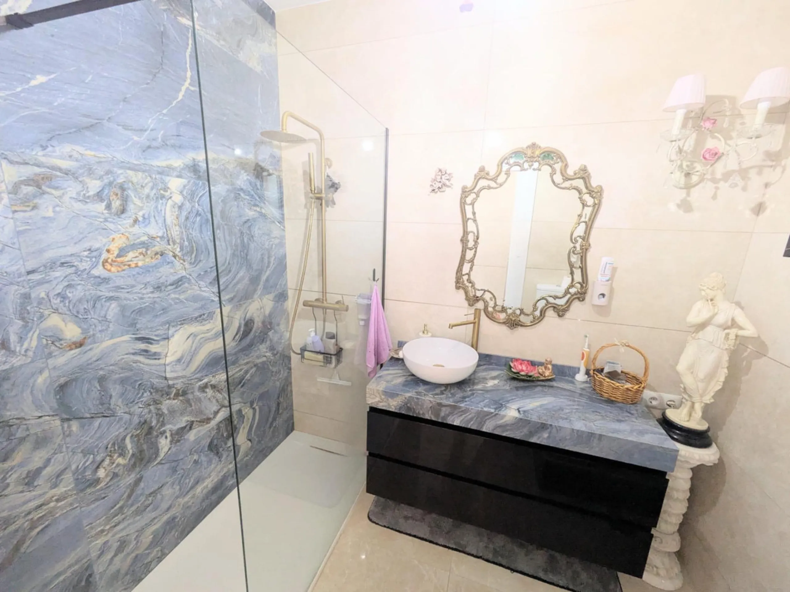 Eng.: This fabulous luxury apartment is located in one of the best areas of the Benalmádena coast, close to fine restaurants and all kinds of services. Thanks to its corner location, we can enjoy wonderful sea views.