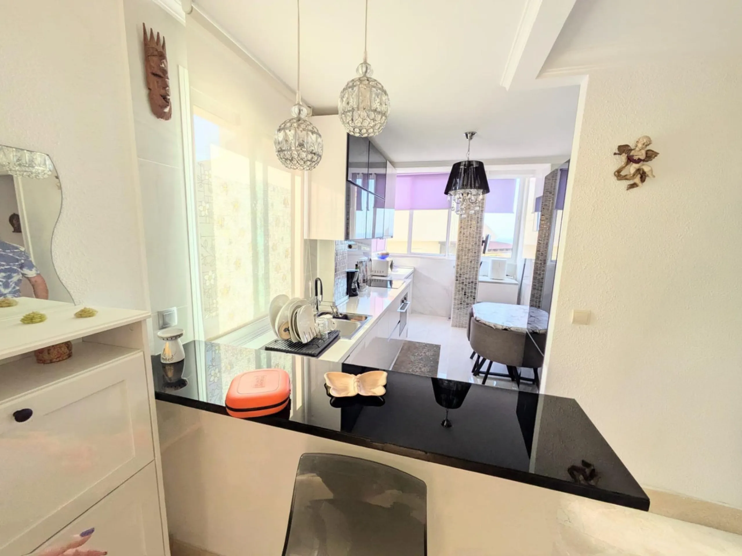 Eng.: This fabulous luxury apartment is located in one of the best areas of the Benalmádena coast, close to fine restaurants and all kinds of services. Thanks to its corner location, we can enjoy wonderful sea views.