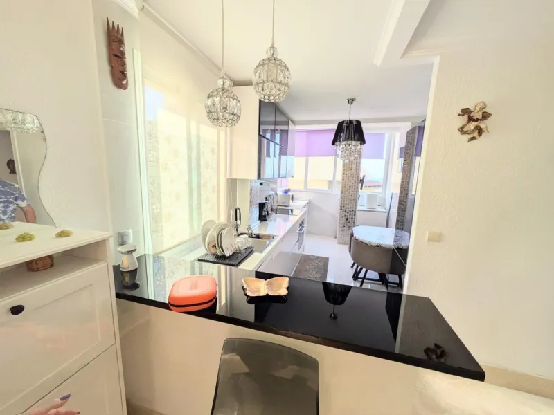Eng.: This fabulous luxury apartment is located in one of the best areas of the Benalmádena coast, close to fine restaurants and all kinds of services. Thanks to its corner location, we can enjoy wonderful sea views.