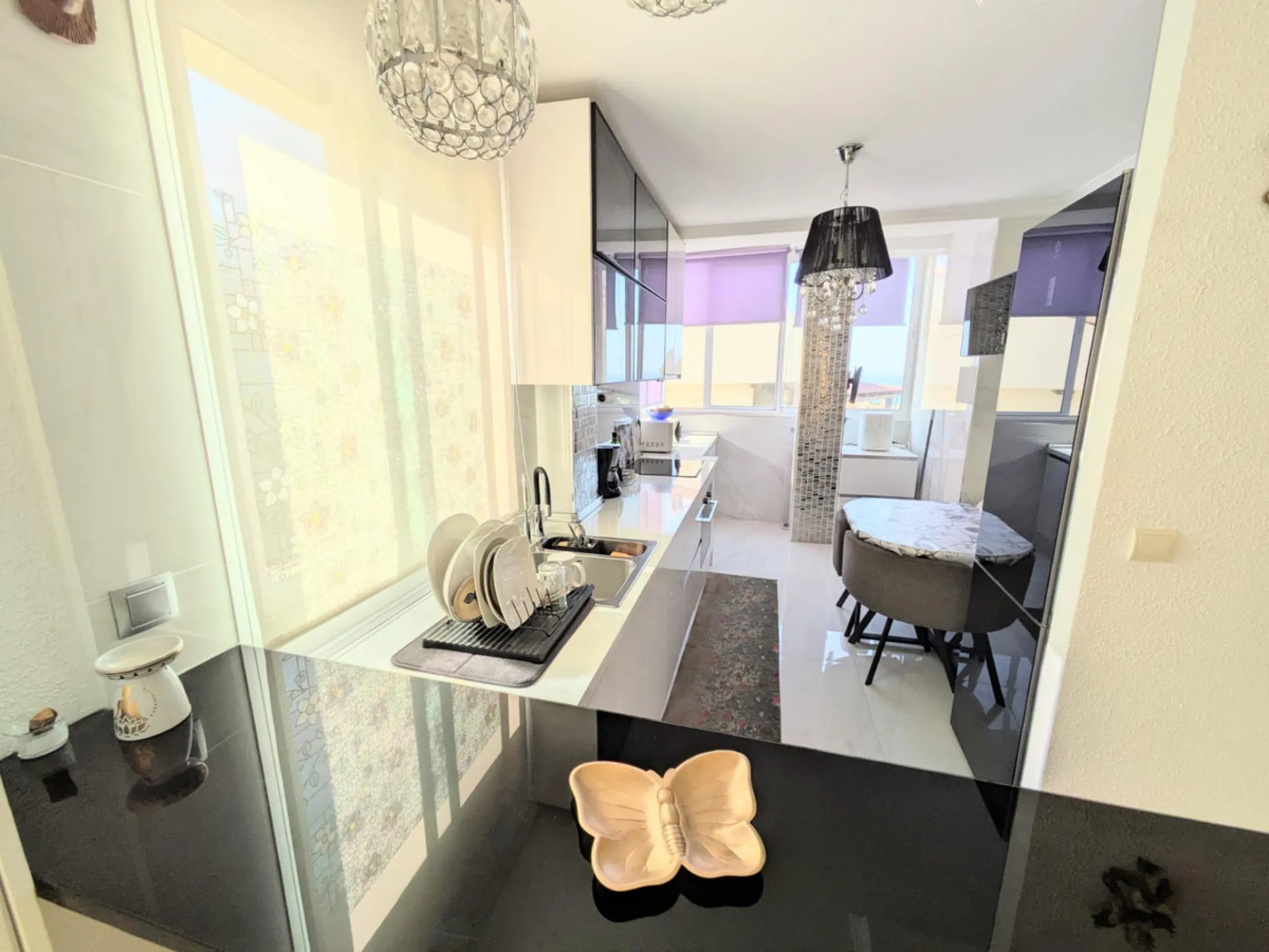 Eng.: This fabulous luxury apartment is located in one of the best areas of the Benalmádena coast, close to fine restaurants and all kinds of services. Thanks to its corner location, we can enjoy wonderful sea views.