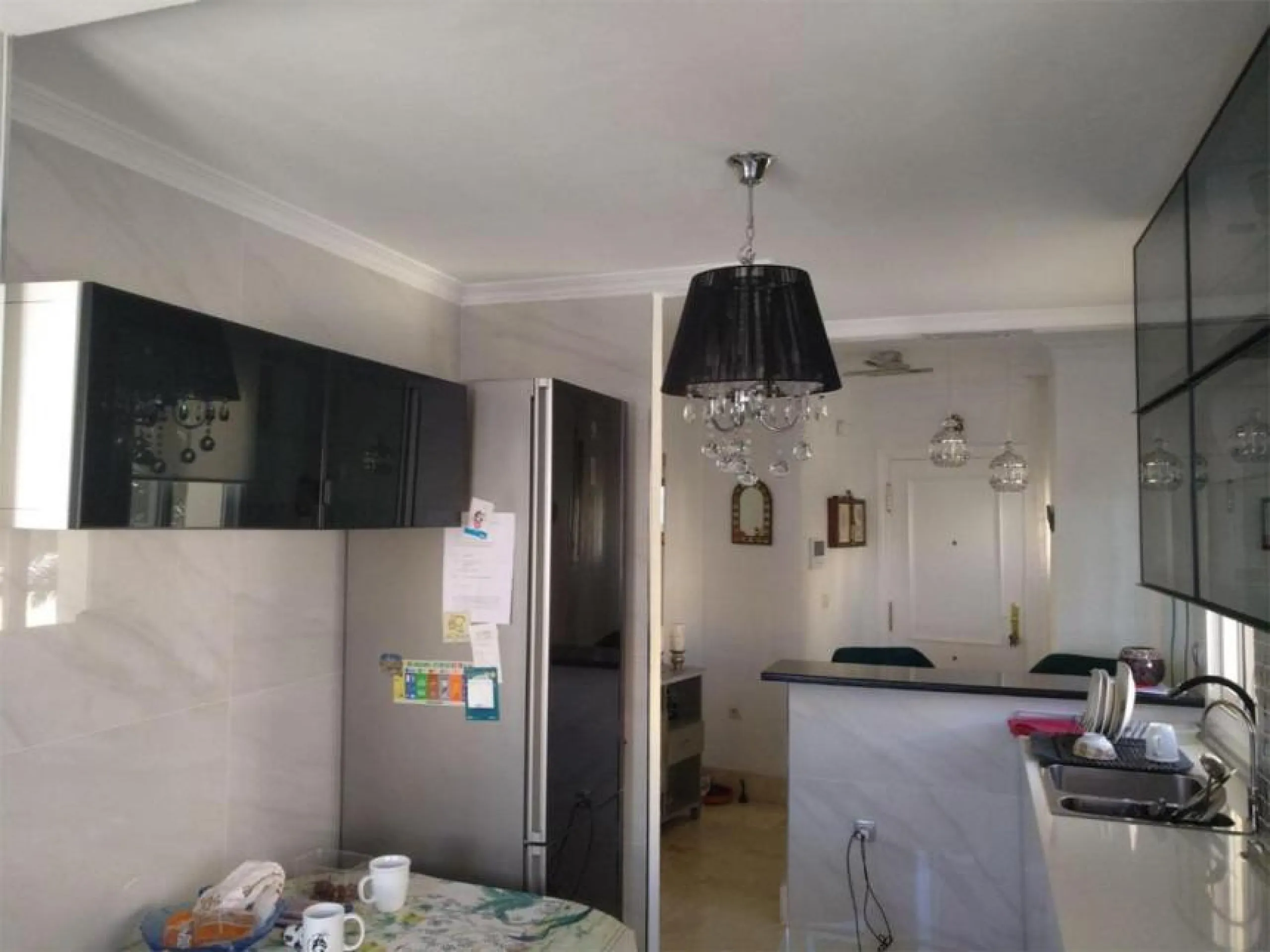 Eng.: This fabulous luxury apartment is located in one of the best areas of the Benalmádena coast, close to fine restaurants and all kinds of services. Thanks to its corner location, we can enjoy wonderful sea views.