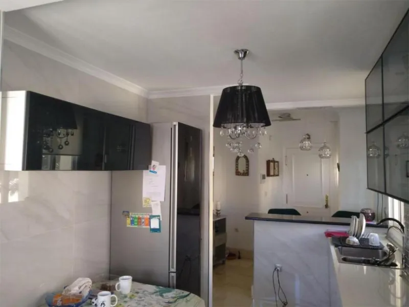 Eng.: This fabulous luxury apartment is located in one of the best areas of the Benalmádena coast, close to fine restaurants and all kinds of services. Thanks to its corner location, we can enjoy wonderful sea views.