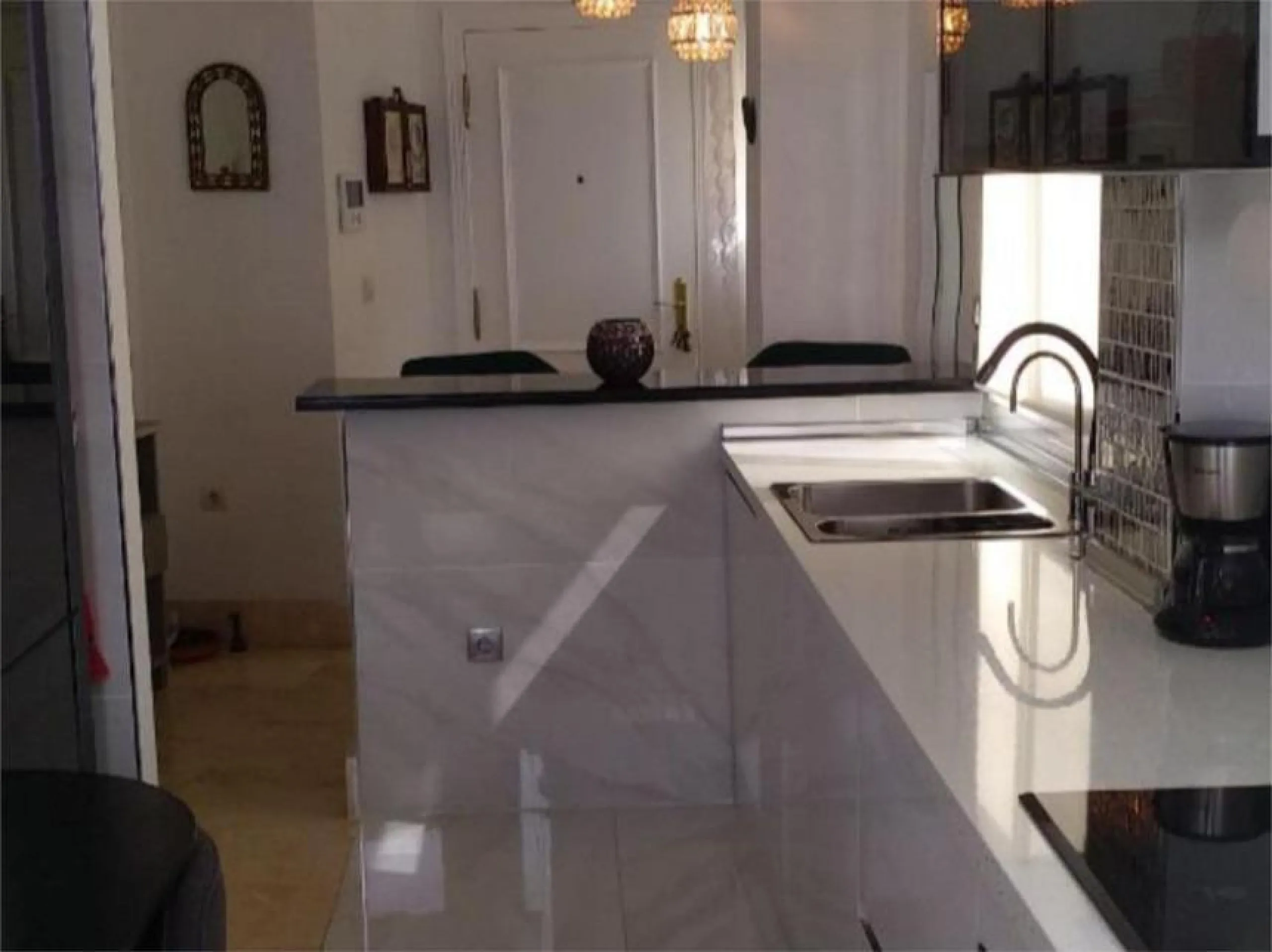 Eng.: This fabulous luxury apartment is located in one of the best areas of the Benalmádena coast, close to fine restaurants and all kinds of services. Thanks to its corner location, we can enjoy wonderful sea views.