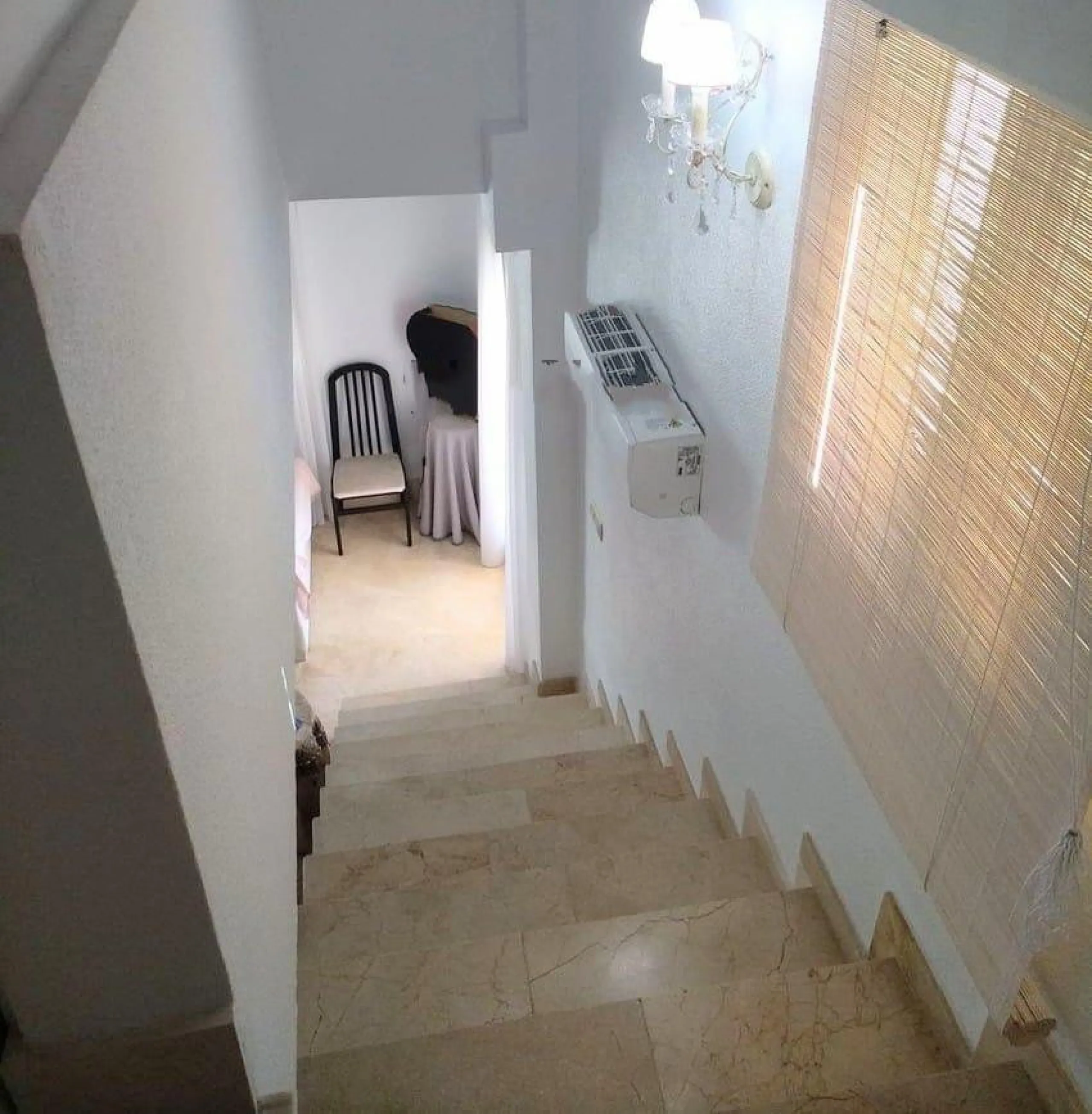 Eng.: This fabulous luxury apartment is located in one of the best areas of the Benalmádena coast, close to fine restaurants and all kinds of services. Thanks to its corner location, we can enjoy wonderful sea views.